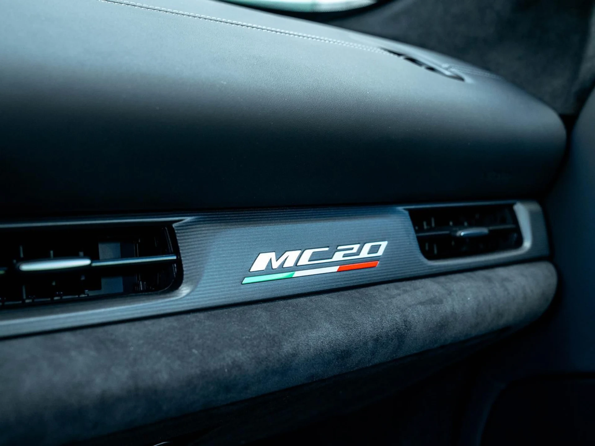 mph022_3949223152_Used_2023_Maserati_MC_20_Cielo_1769250113_d4b6959d19