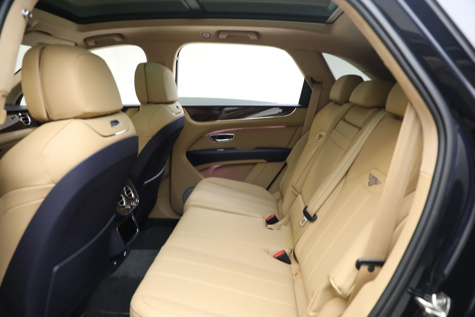 mph022_3957045876_New_2025_Bentley_Bentayga_V8_e1be825162