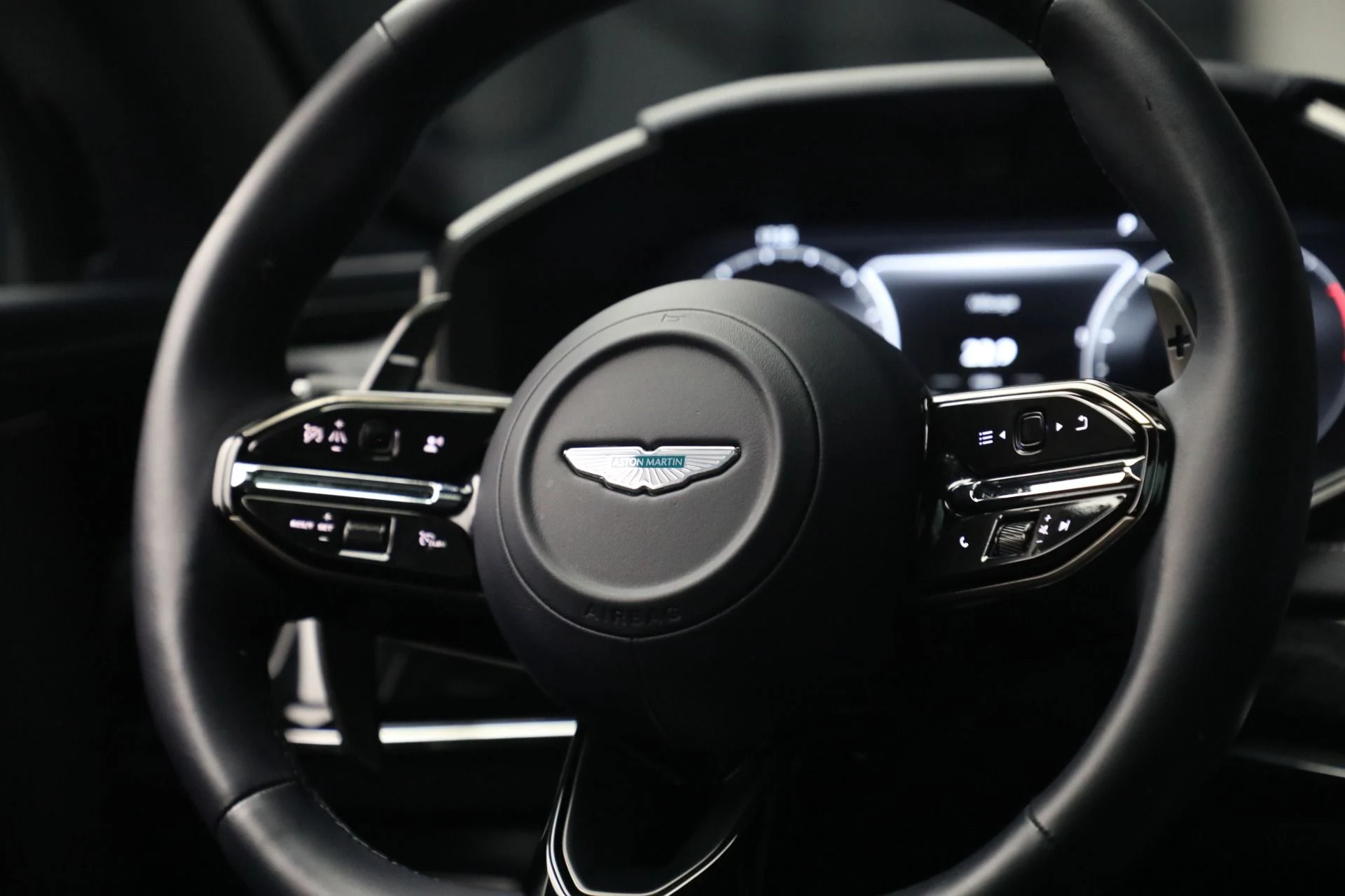 mph022_4002928392_Used_2025_Aston_Martin_DBX_707_1782252513_a76bfd240e