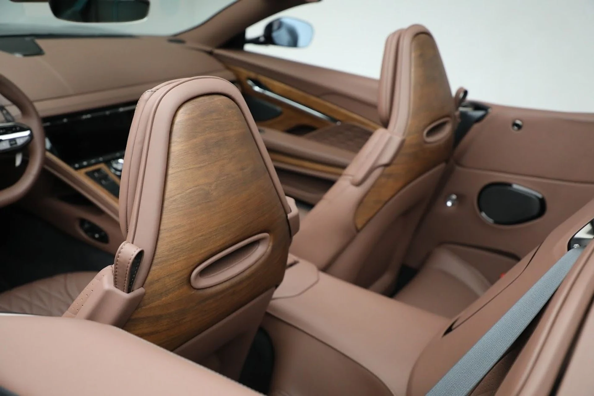 mph022_4012270303_Used_2024_Aston_Martin_DB_12_Volante_8b93389e9e