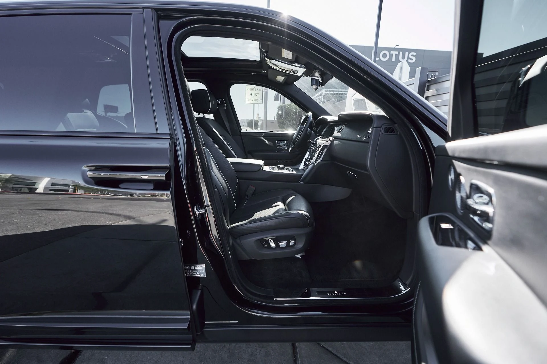 mph022_4017574183_Used_2019_Rolls_Royce_Cullinan_Base_1764382667_fc647d43d9