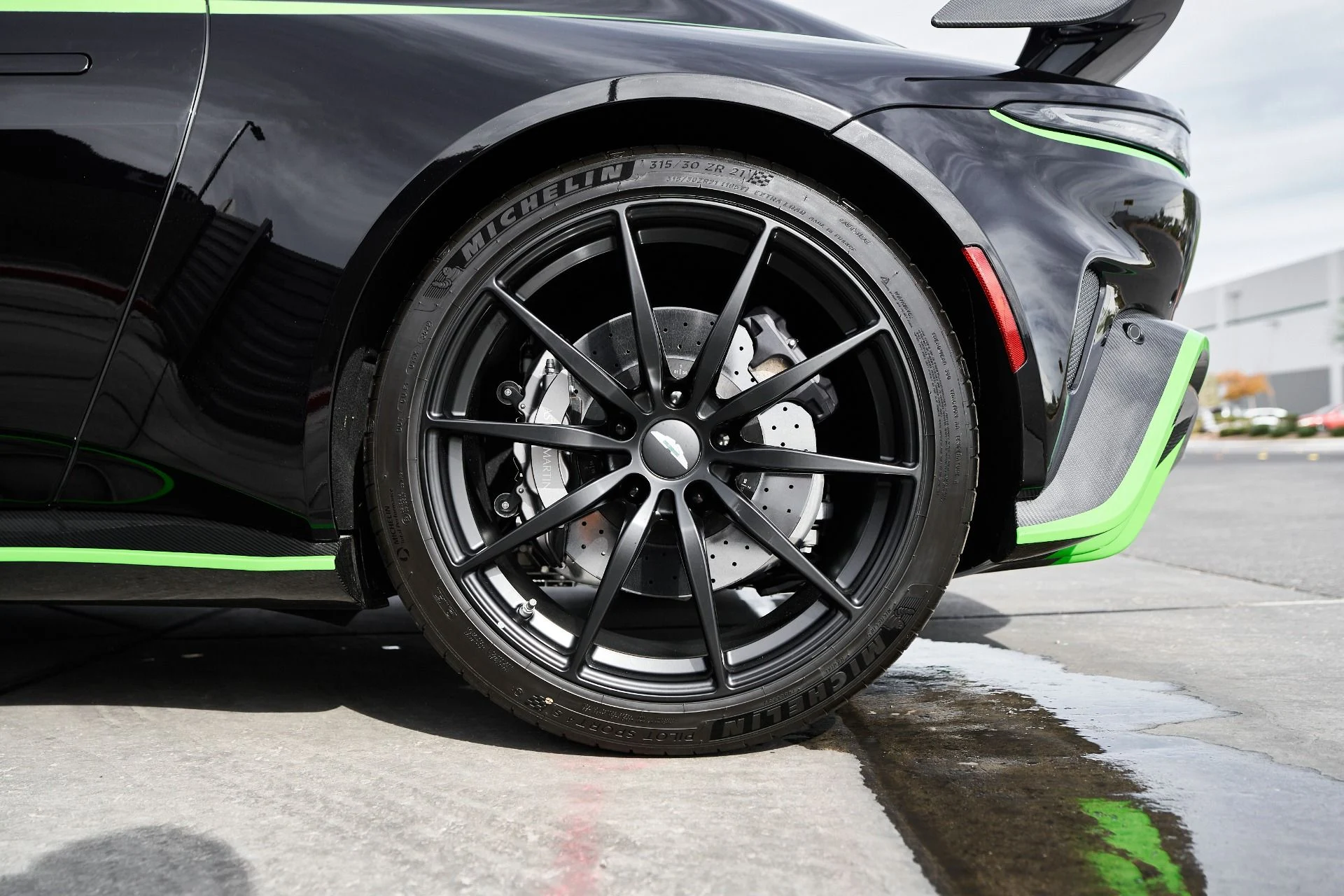 mph022_4024685423_Used_2023_Aston_Martin_Vantage_Base_1762913663_ca4356aff1