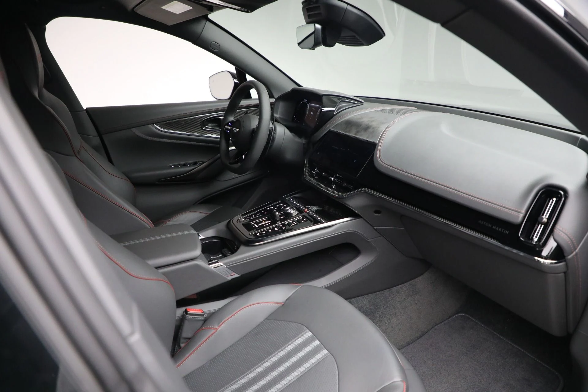 mph022_4037991207_New_2025_Aston_Martin_DBX_707_3a59b89d7c