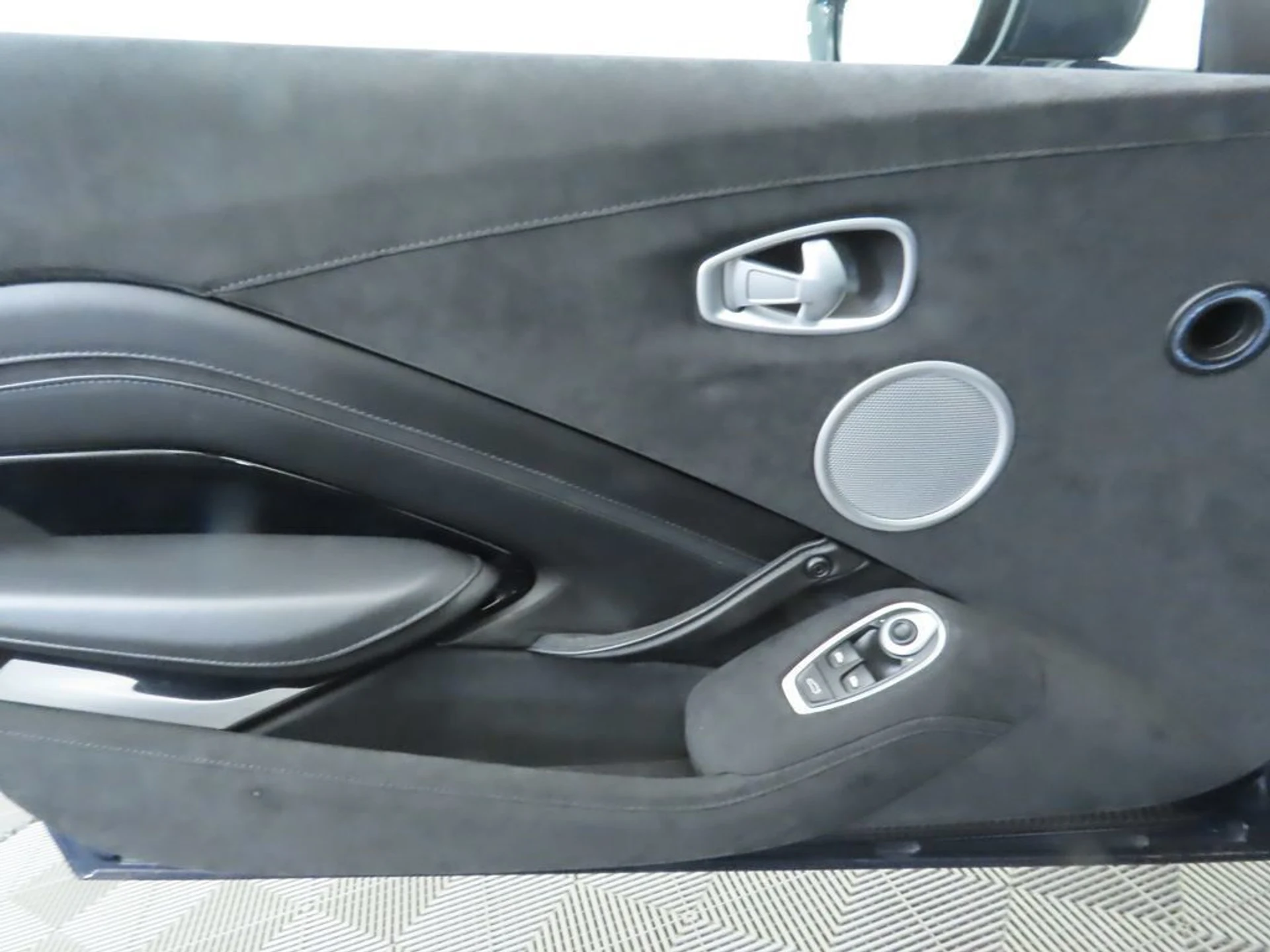 mph022_4058166944_used_2020_aston_martin_vantage_coupe_8119_22982881_23_1024_bcc99d3e05