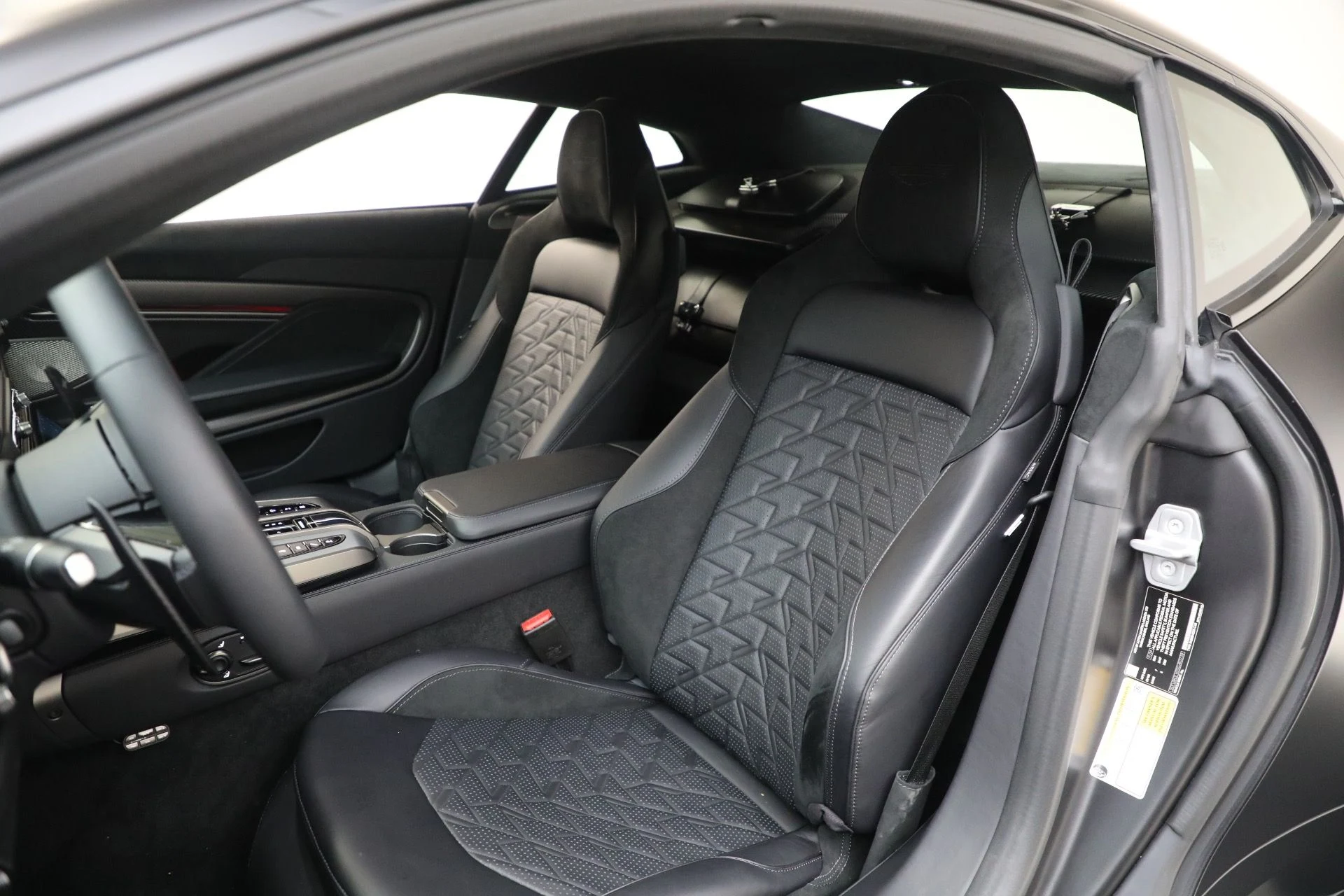 mph022_408222171_Used_2025_Aston_Martin_Vanquish_4d3350ed4d
