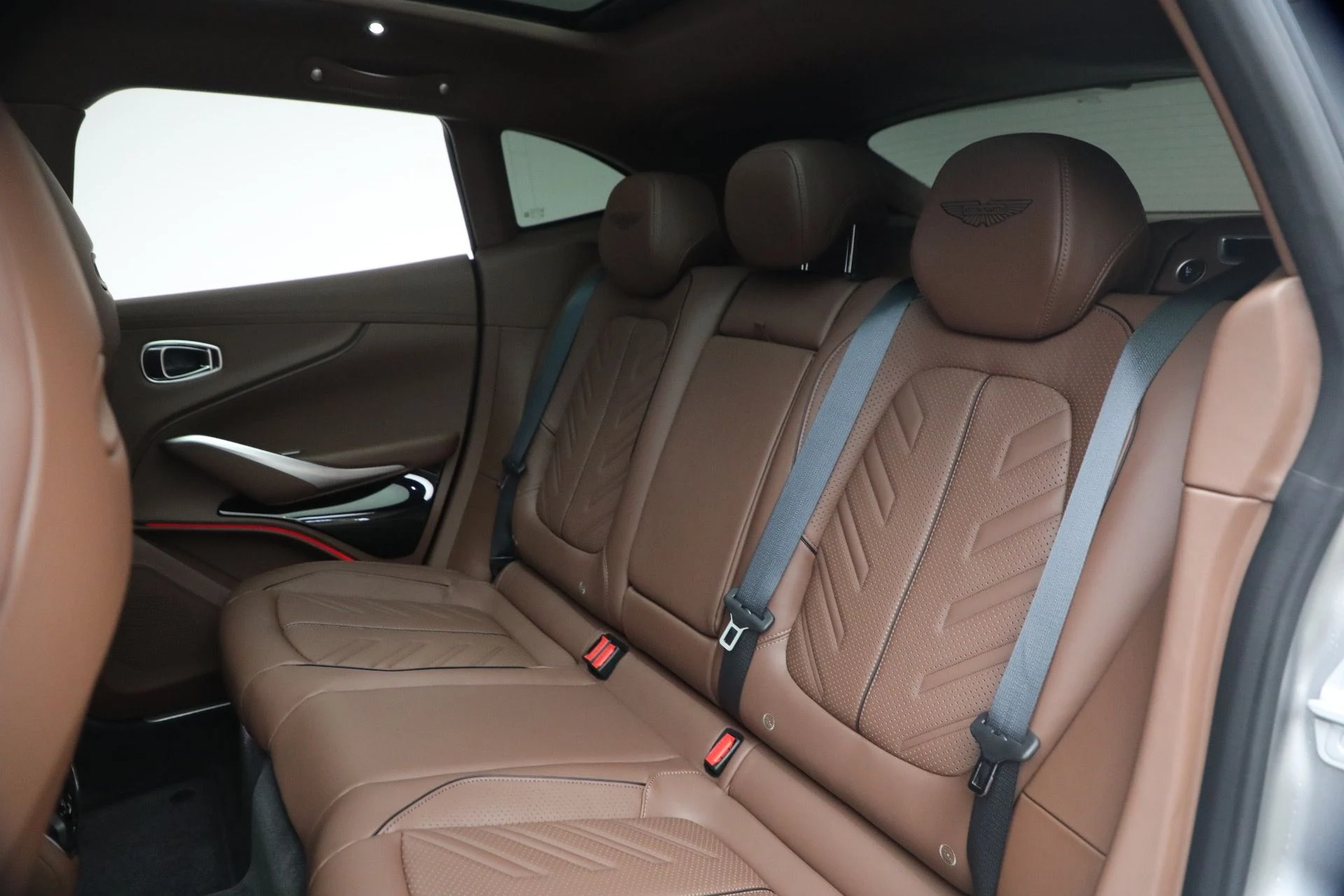 mph022_4085174043_New_2026_Aston_Martin_DBX_S_1765053352_a089ca3914