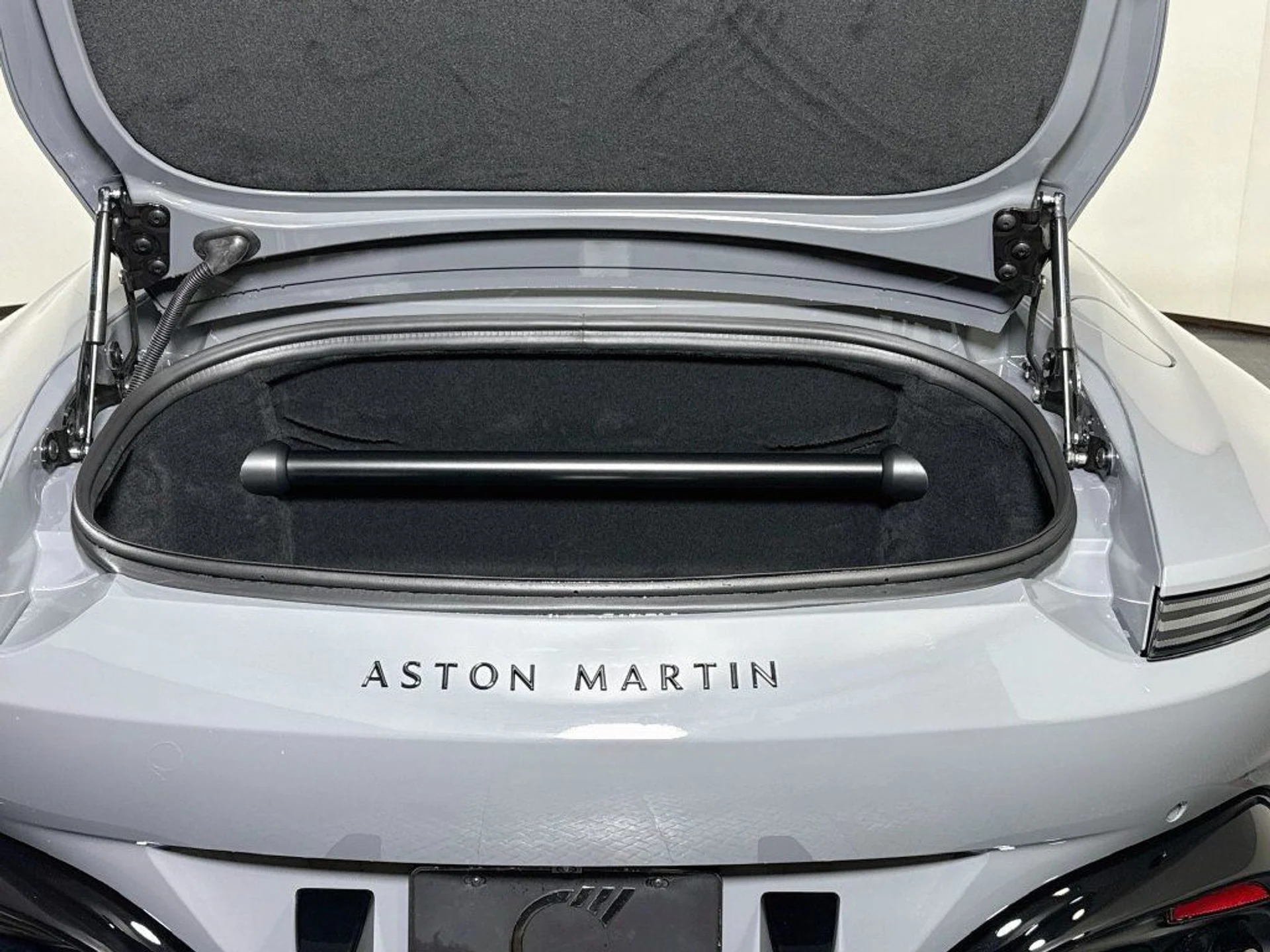 mph022_4085205367_new_2026_aston_martin_vantage_sroadster_11350_23086736_22_1024_8d958b5509