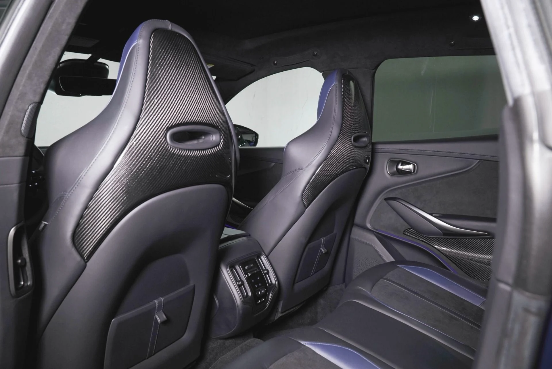 mph022_4094926457_Used_2022_Aston_Martin_DBX_1781165233_798dcf823e