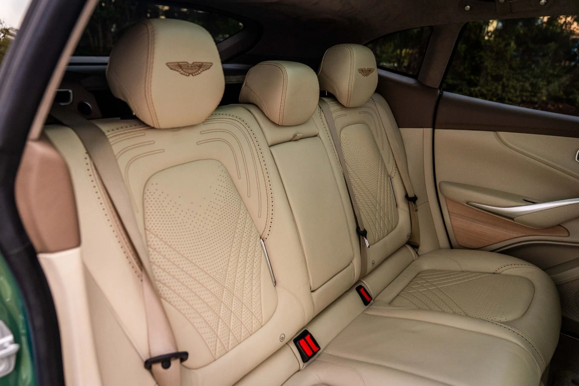 mph022_4103906873_Used_2021_Aston_Martin_DBX_Special_Commission_Arden_Green_paint_Renntech_Exhaust_1765215377_988ba5f61d