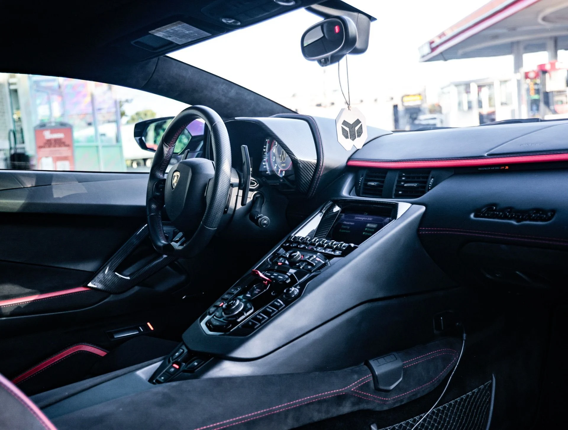 mph022_4104240351_Used_2018_Lamborghini_Aventador_S_1762208352_99fa3cbba3