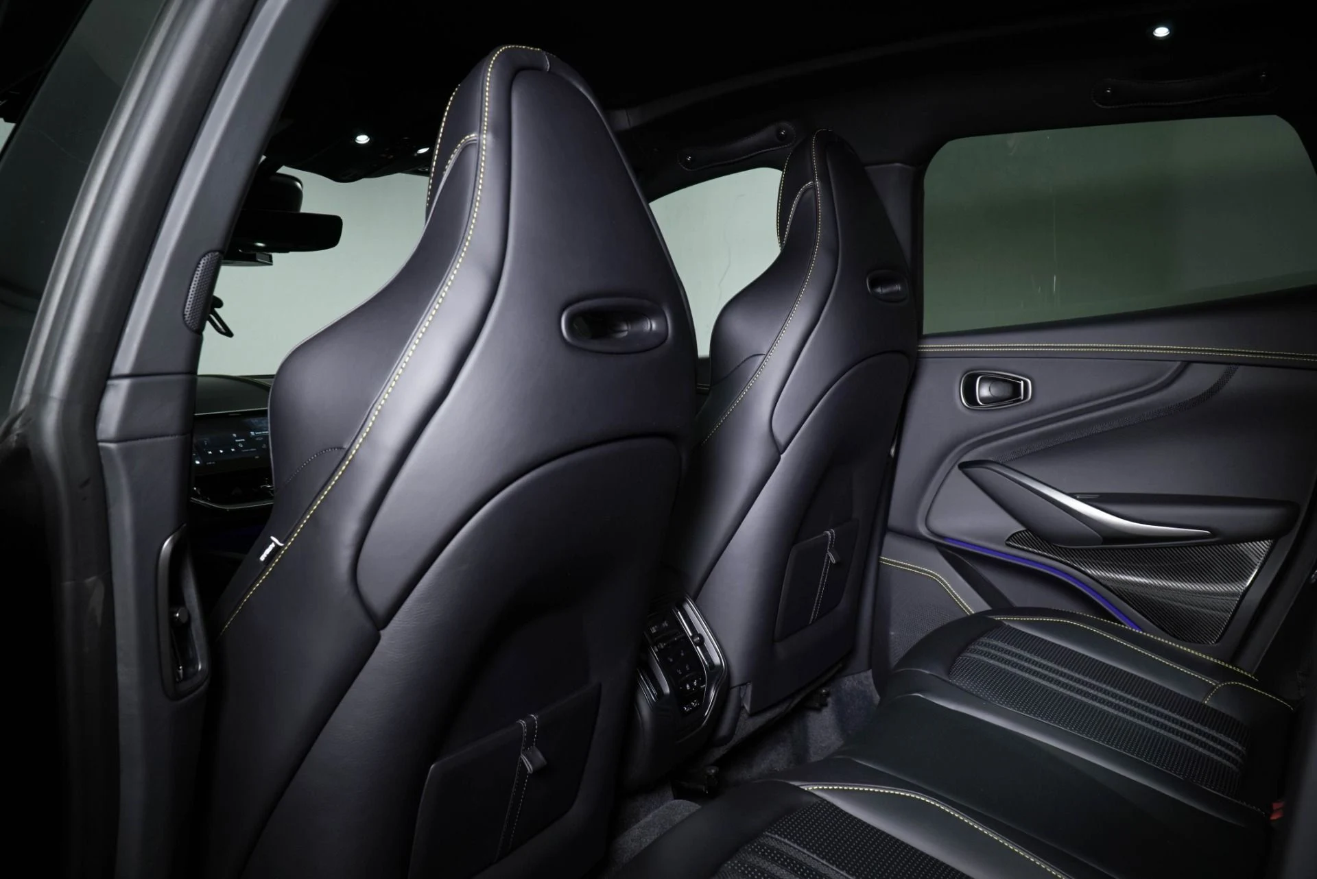 mph022_413215007_New_2026_Aston_Martin_DBX_707_1765560873_196b6bbb89