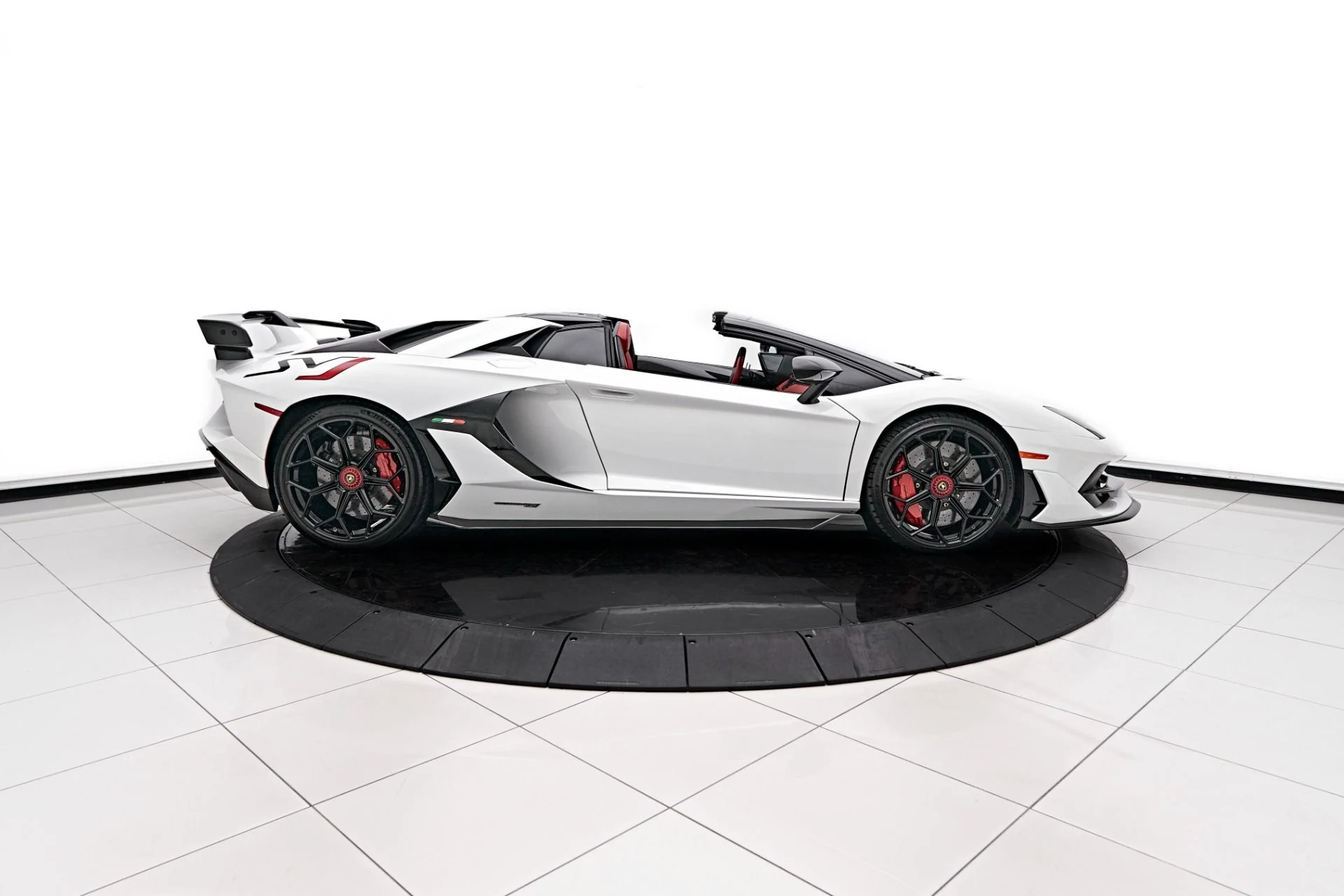 mph022_4138935736_Used_2021_Lamborghini_Aventador_SVJ_Base_1722739728_ab8d3733a0