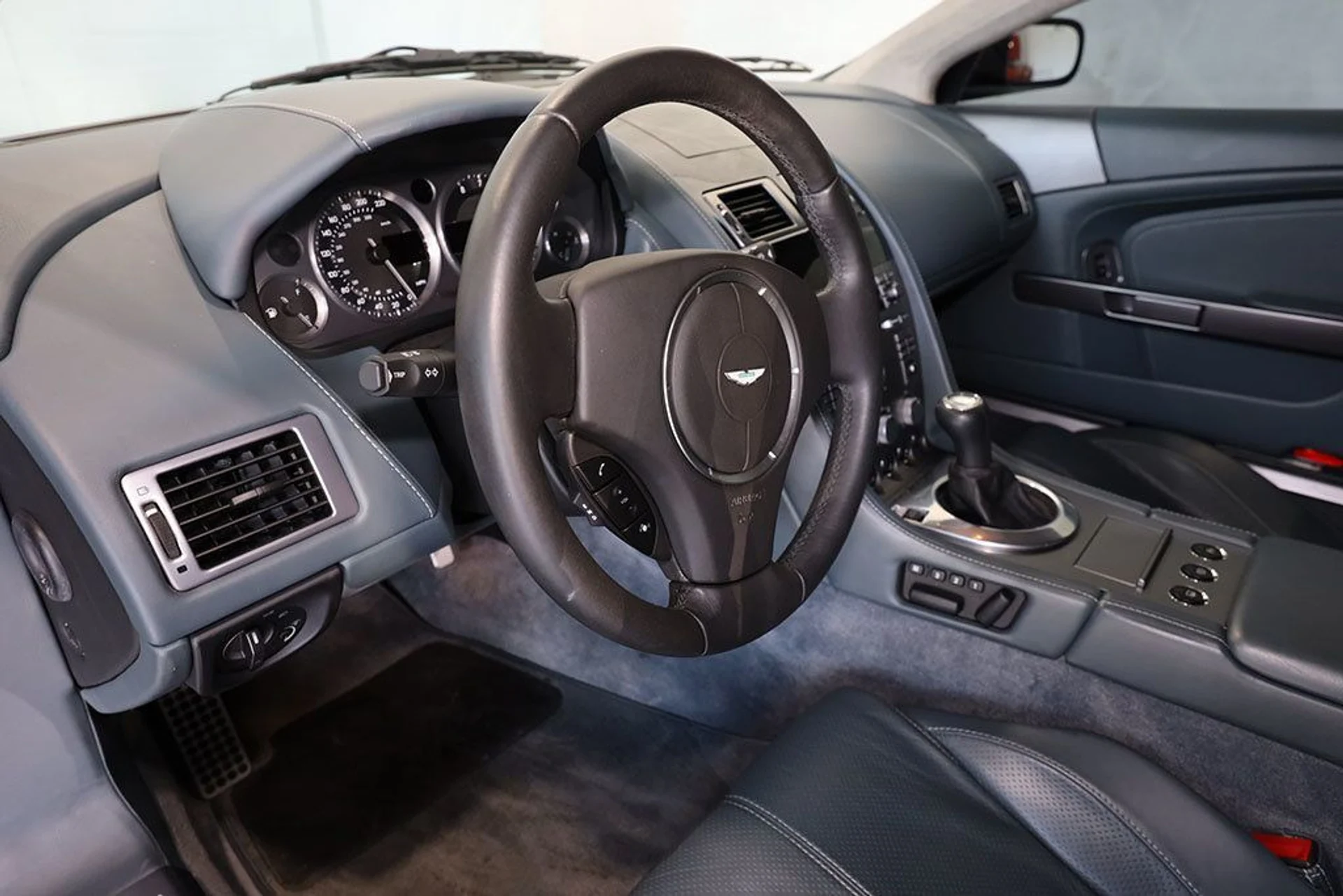 mph022_4170351023_used_2007_aston_martin_db9_2drcoupemanual_9689_21830752_23_1024_38c154d5bf