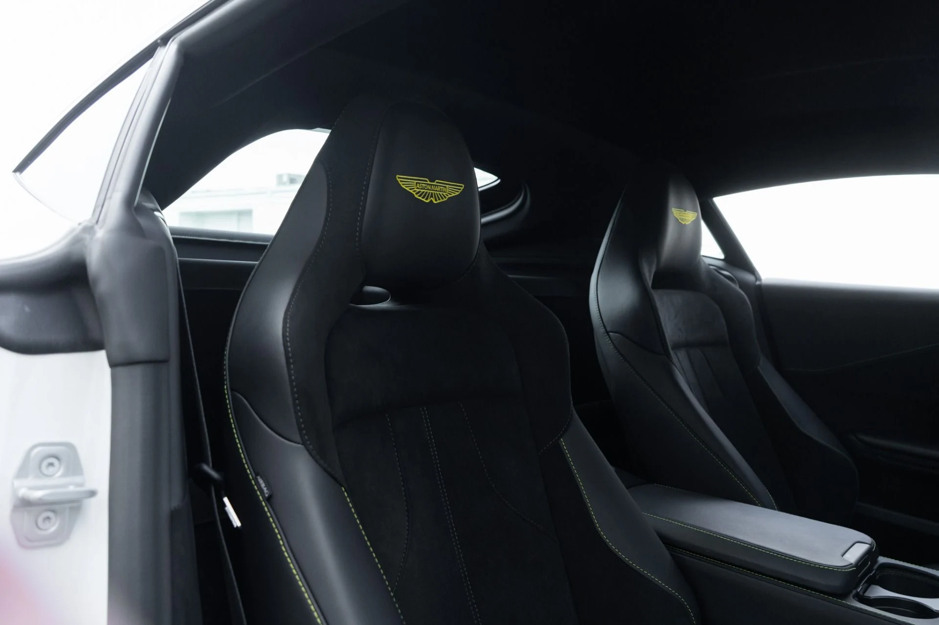 mph022_4179179390_Used_2025_Aston_Martin_Vantage_1778624403_7127c542a6