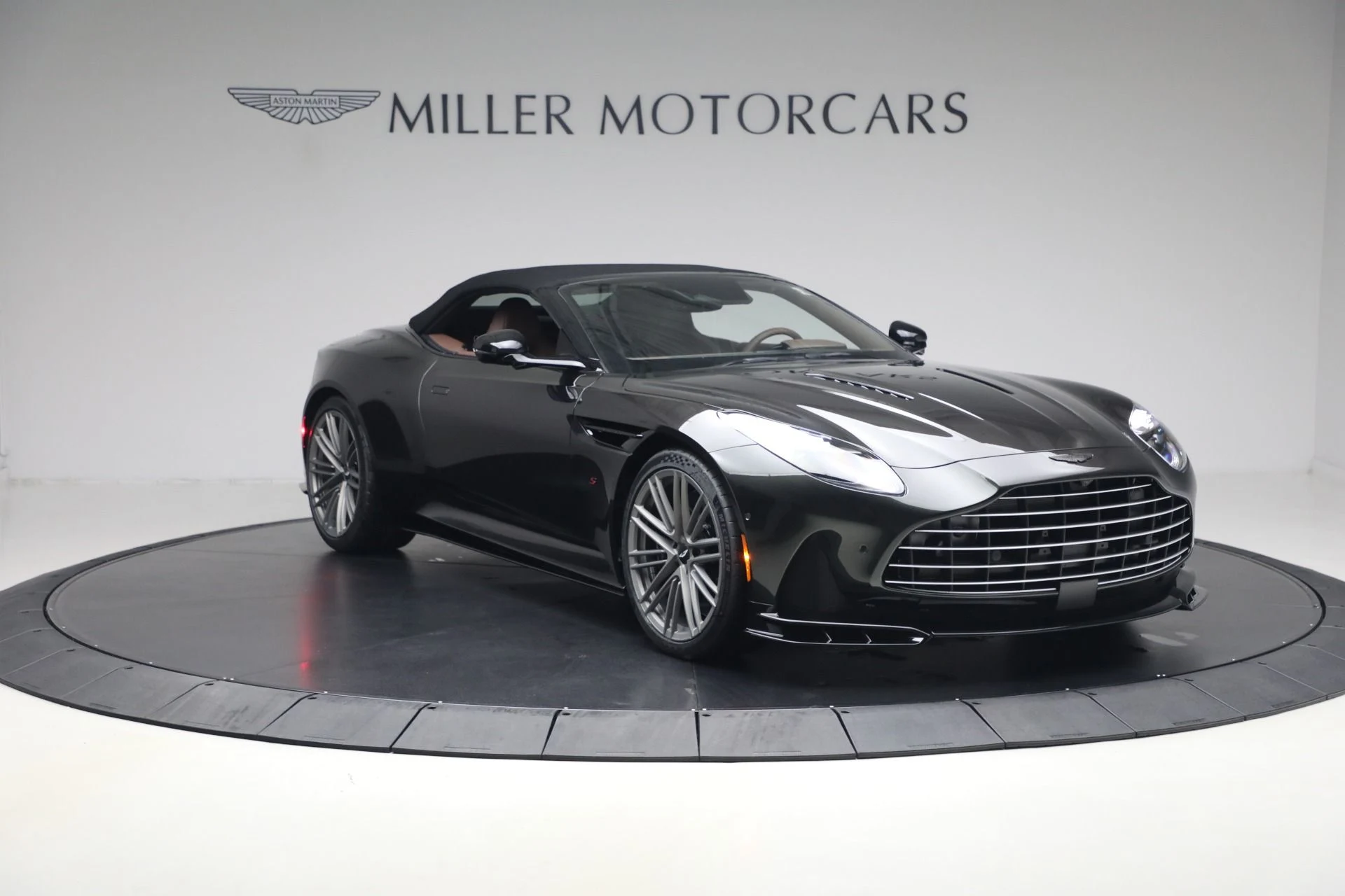 mph022_4180647683_New_2026_Aston_Martin_DB_12_S_Volante_1787328919_ab238cb5b8