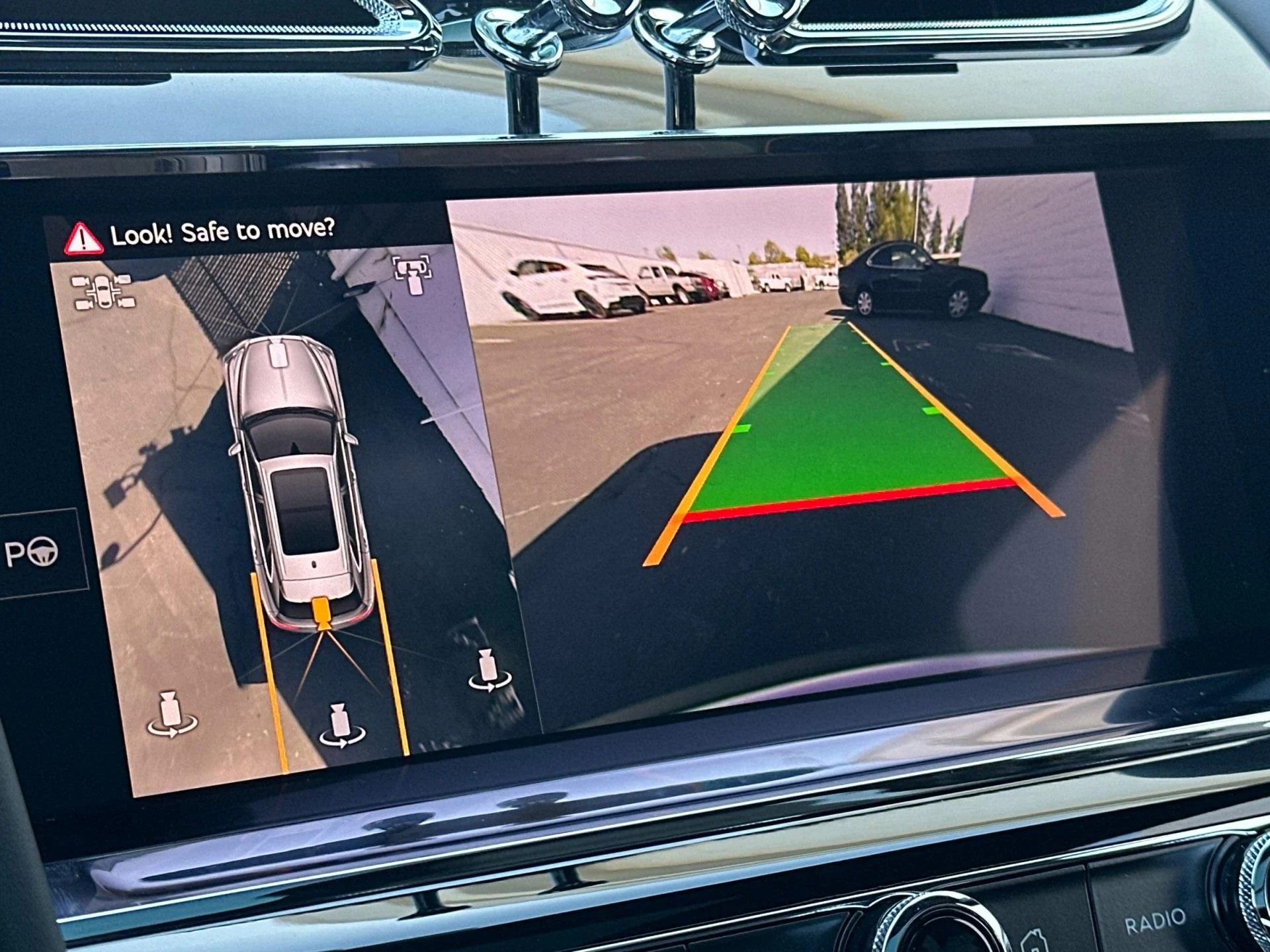 mph022_4197520613_New_2025_Bentley_Bentayga_V8_1755698841_ee87d52bfd