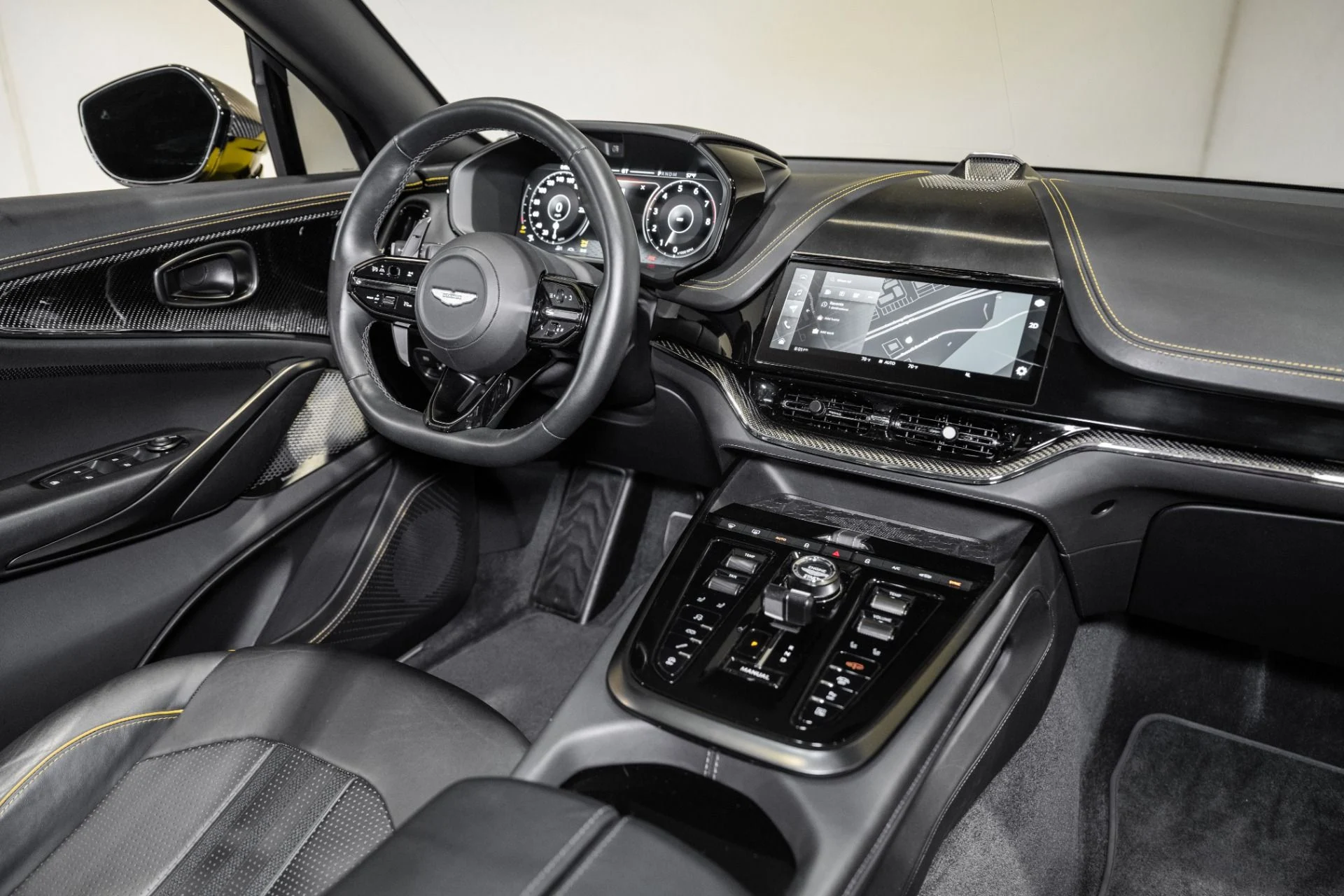 mph022_4208305146_Used_2025_Aston_Martin_DBX_707_1763828543_4a3b4c7e1b