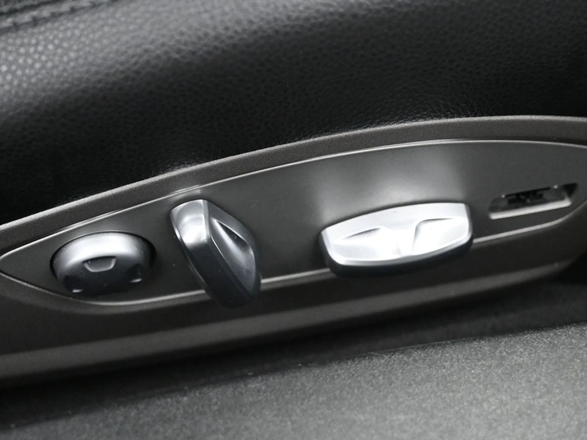 mph022_4216222907_9470b524fc0b4f5db3762b98b84d1b5cx_bcc42235d4