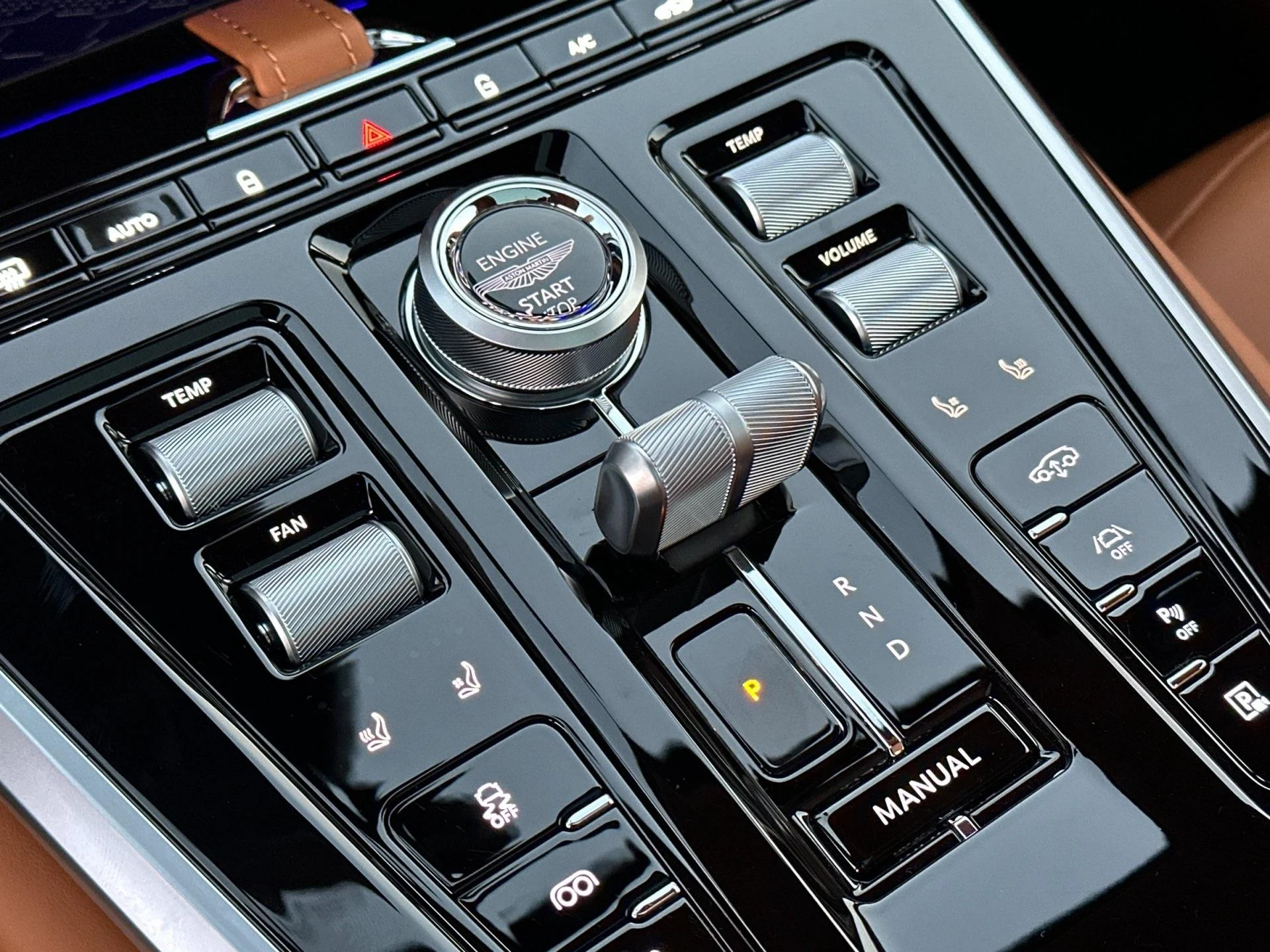 mph022_4218754426_New_2026_Aston_Martin_DBX_707_1764949835_cbb2e25a7a