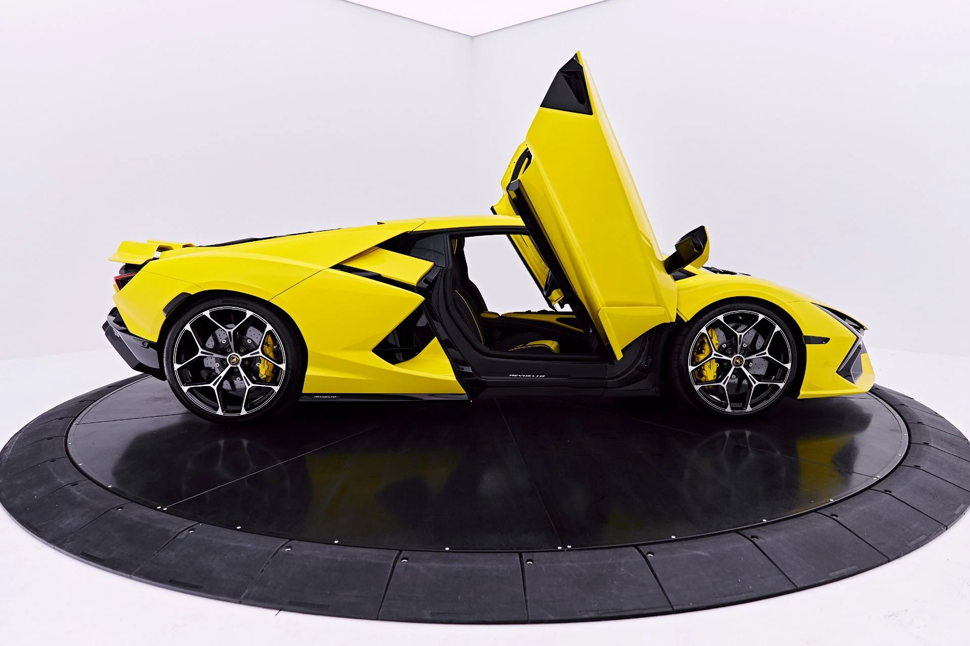 mph022_4238957627_Used_2026_Lamborghini_Revuelto_Base_1782198247_545c6e5c43