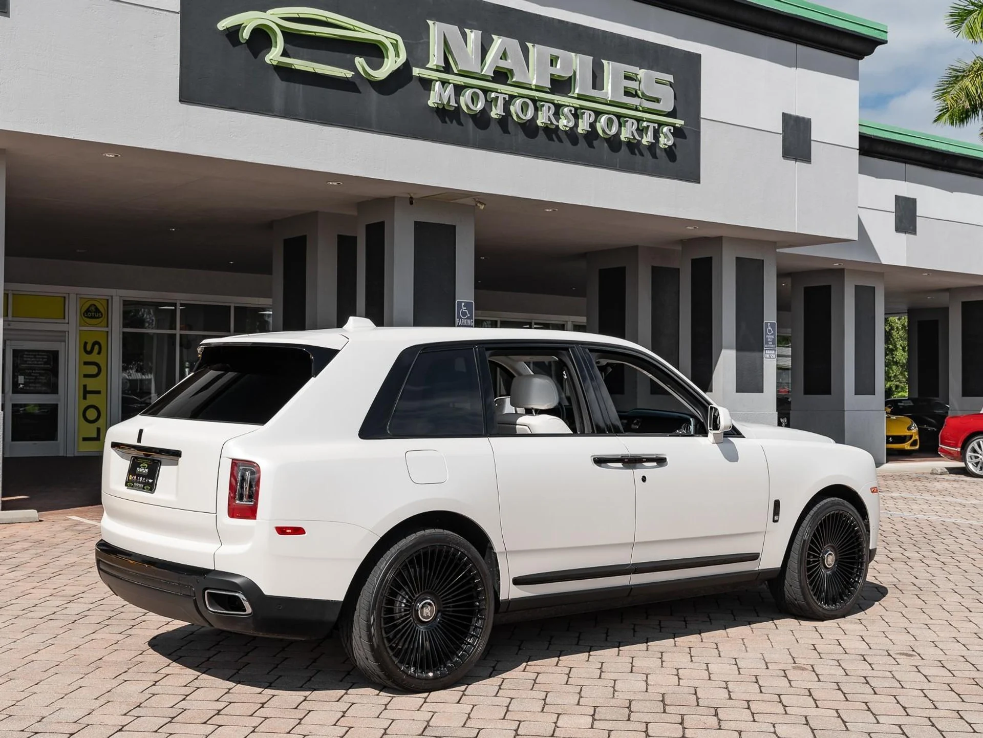 mph022_4241067842_Used_2023_Rolls_Royce_Cullinan_1761685674_b8c741b2fb