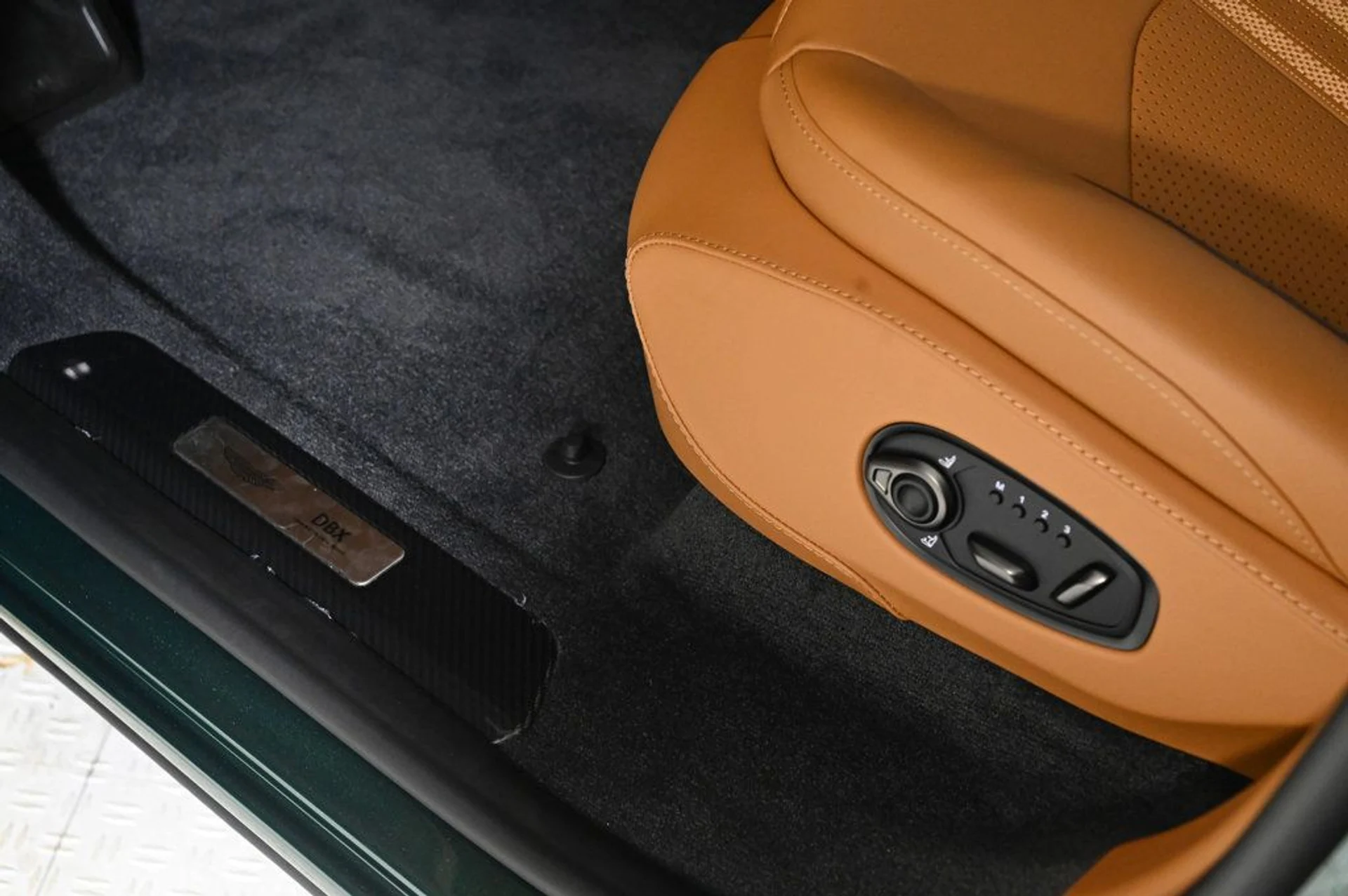 mph022_4246197670_new_2026_aston_martin_dbx_707awd_11350_22968765_22_1024_328a34dd68