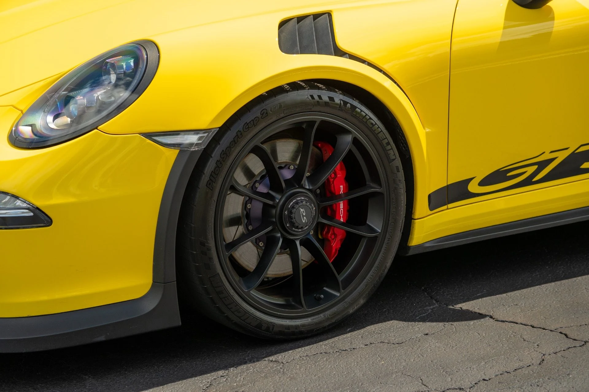 mph022_4250060125_Used_2016_Porsche_911_GT_3_RS_1759258401_86c1287856