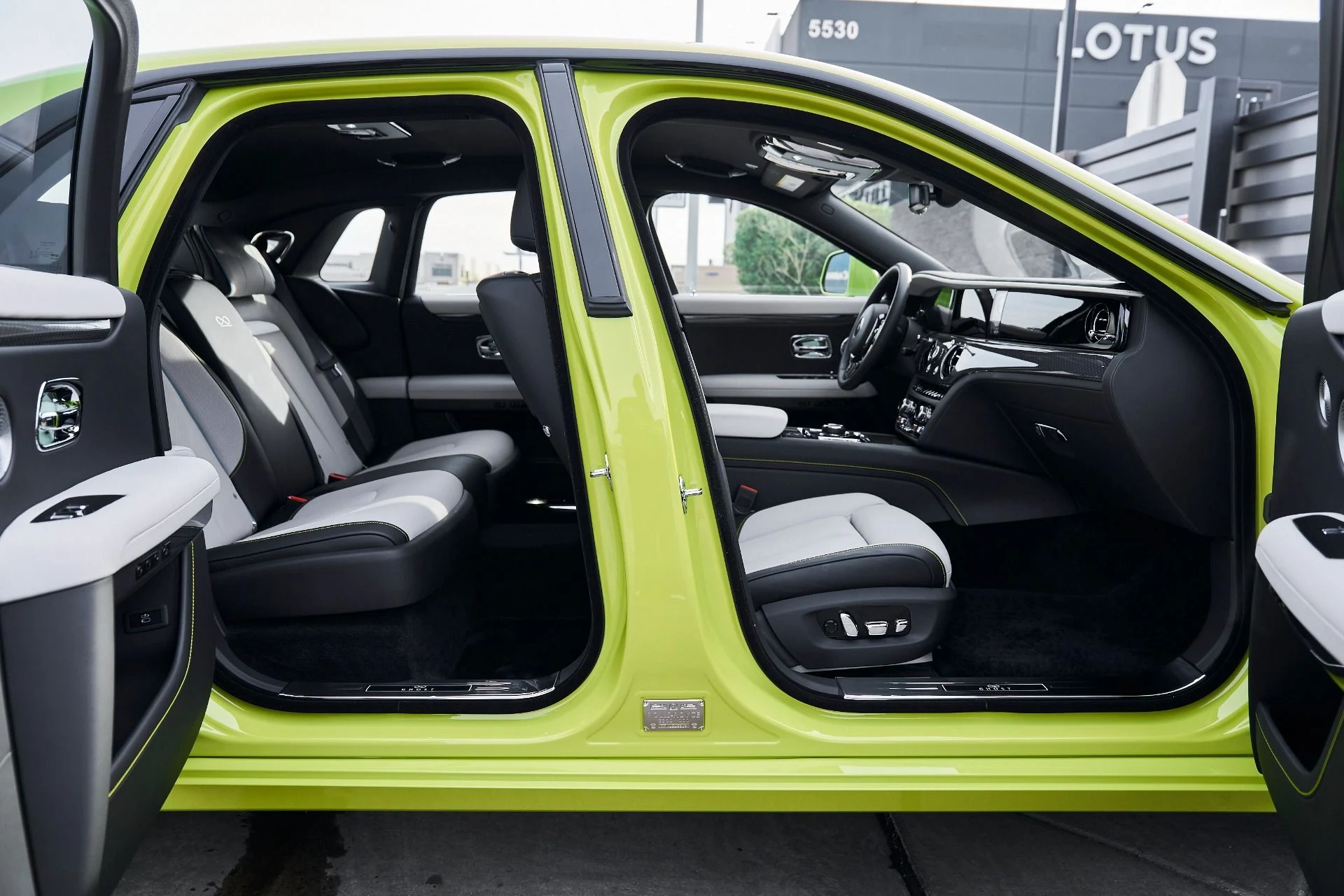 mph022_4252870450_Used_2025_Rolls_Royce_Ghost_Black_Badge_1769049487_ceb9acc282