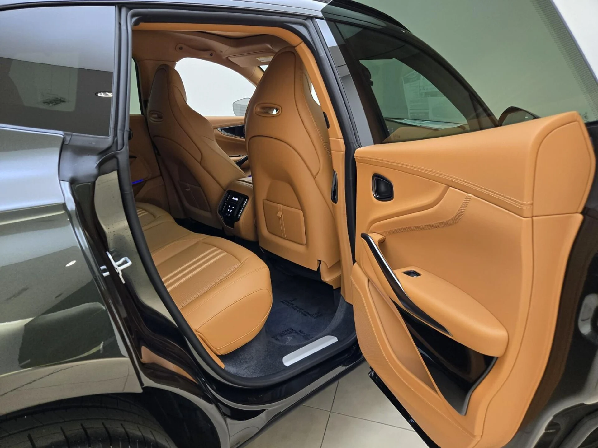 mph022_426339763_New_2026_Aston_Martin_DBX_707_1761371606_d0f8283516