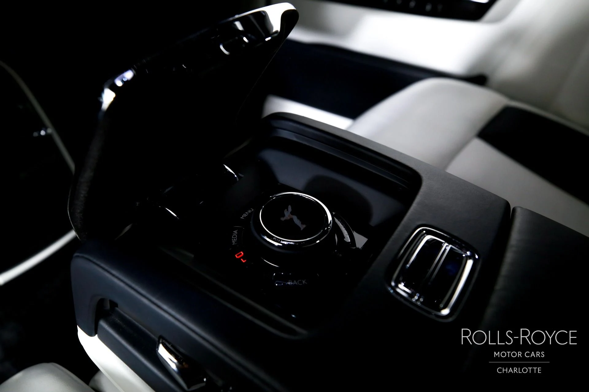 mph022_4265001008_Used_2018_Rolls_Royce_Phantom_1776373846_ad772e21f1