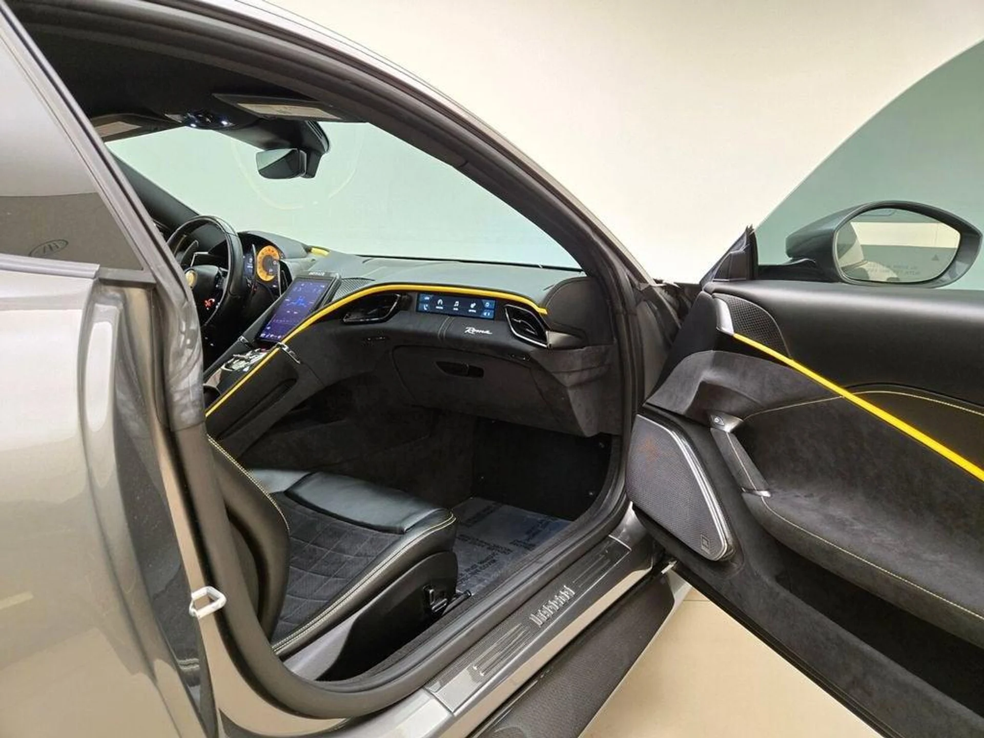 mph022_4278286615_Used_2022_Ferrari_Roma_1775292314_8e4f238307