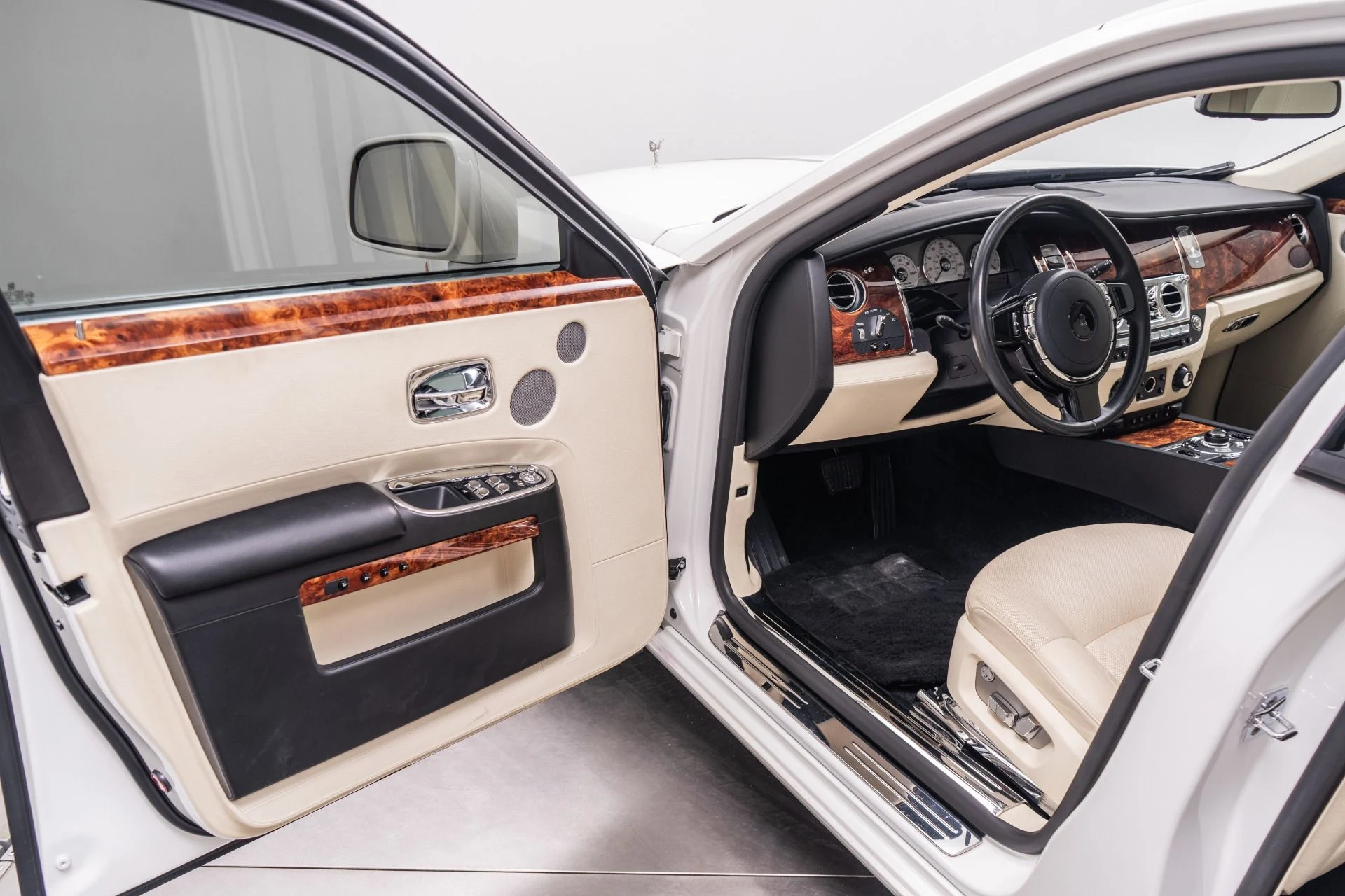 mph022_4280552077_Used_2010_Rolls_Royce_Ghost_1777319383_104eadbf8d