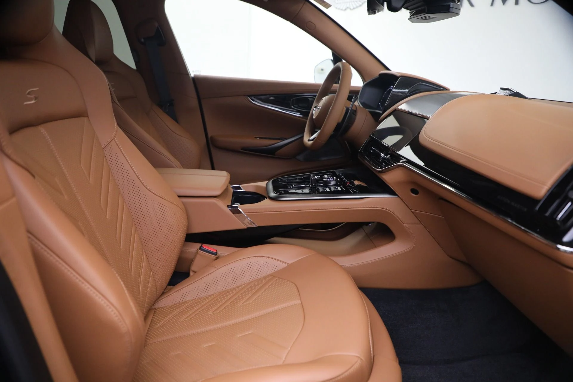 mph022_457810469_New_2026_Aston_Martin_DBX_S_1792514631_ac21e5c321