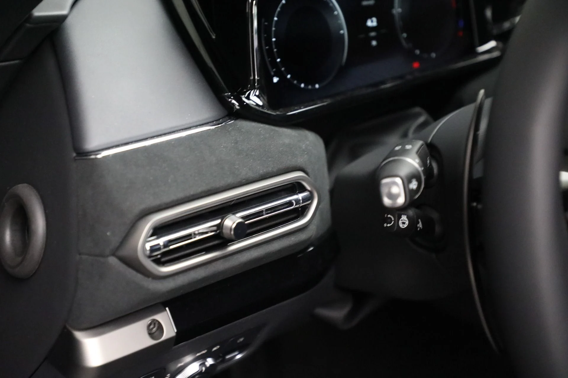 mph022_529763986_Used_2025_Aston_Martin_Vantage_1744376582_0dd05ae9c4