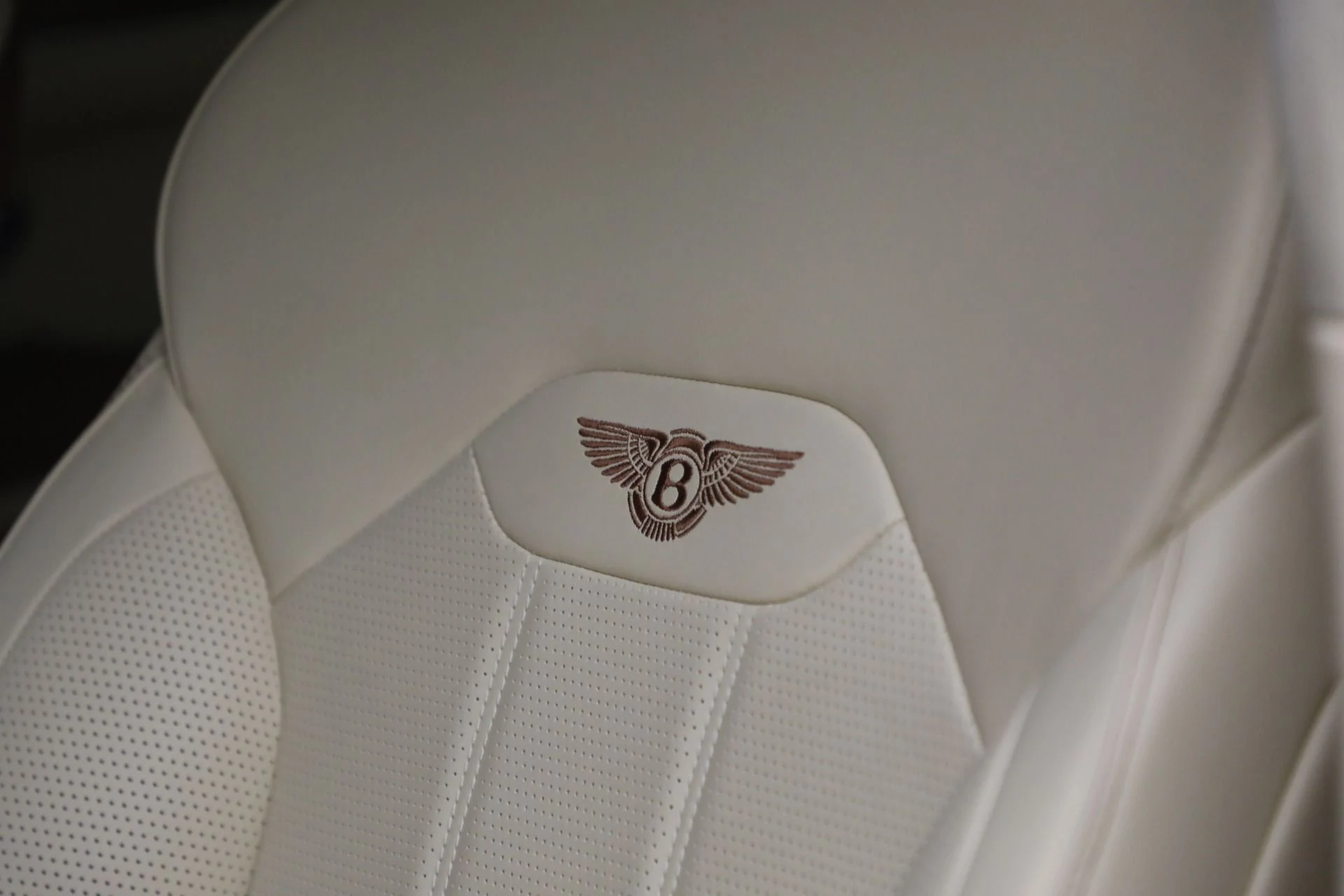 mph022_531630769_Used_2023_Bentley_Bentayga_V8_4a6a38789e