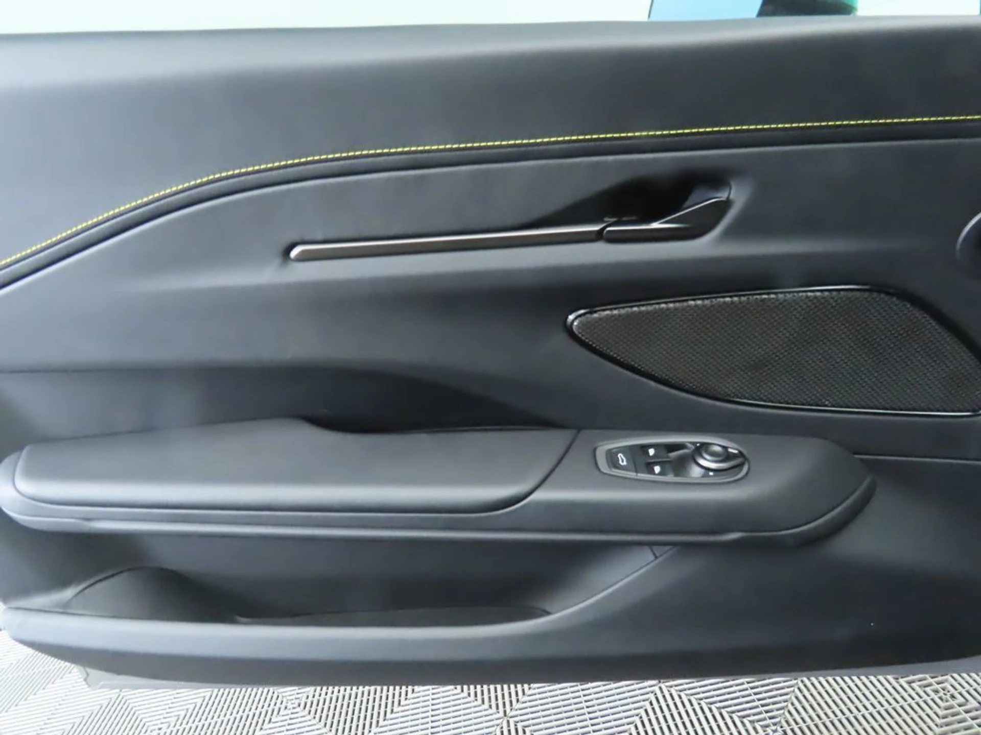 mph022_546666146_used_2025_aston_martin_vantage_coupe_8119_22951526_23_1024_c7d58fc5be