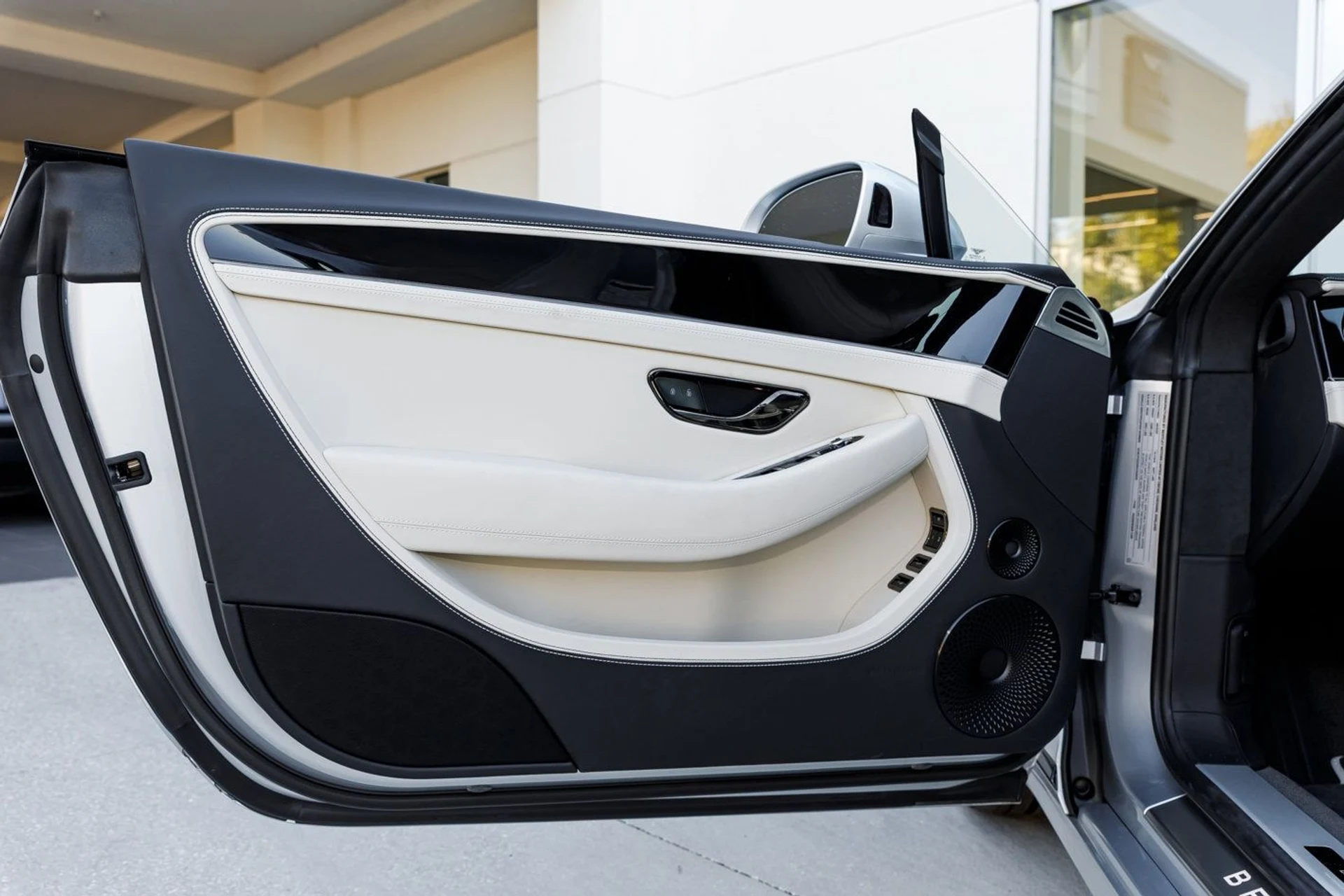 mph022_550296349_e97c37ea858643ada5c8fa42f7906ccdx_b290e2a6a5