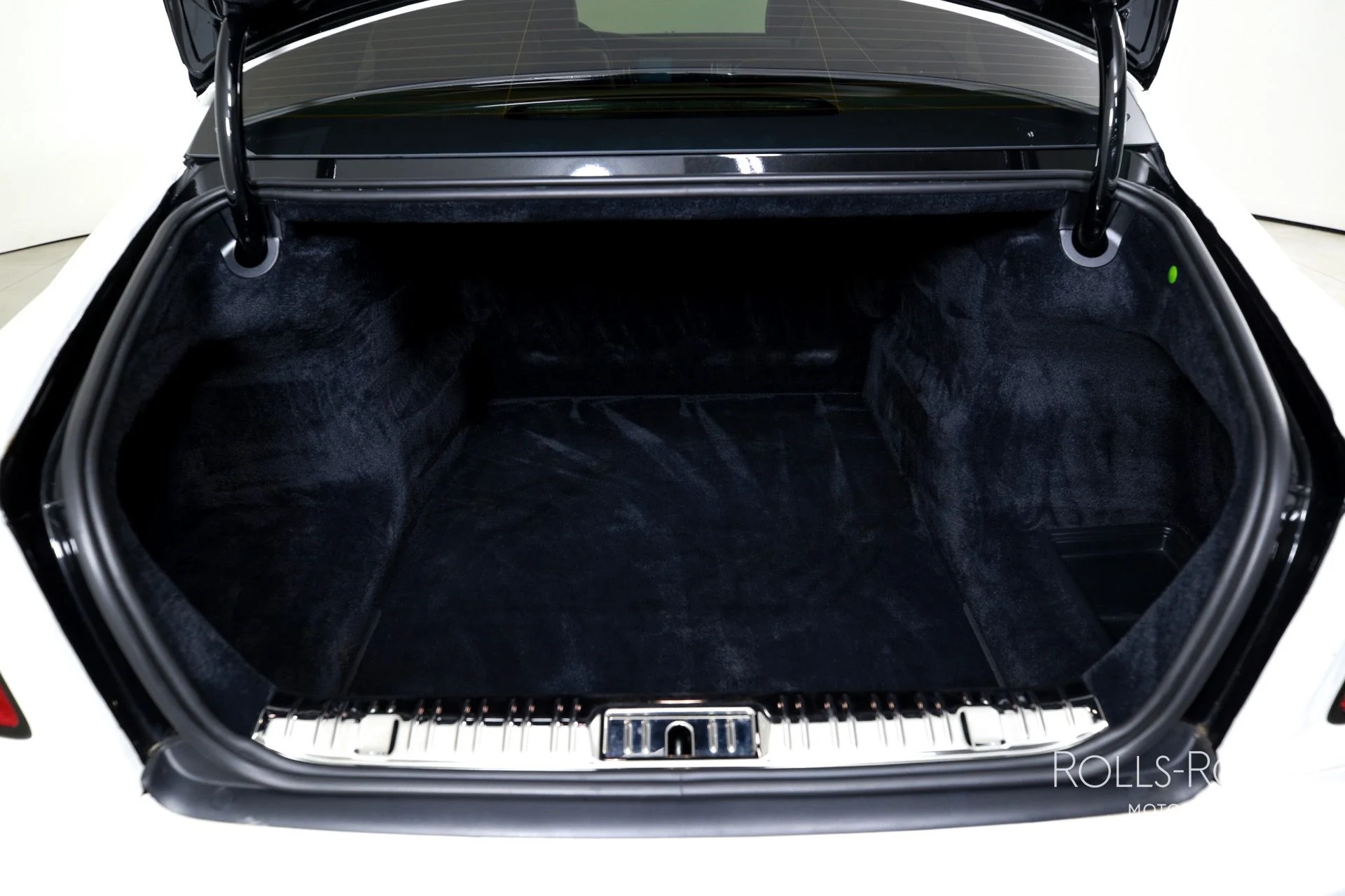 mph022_550430618_Used_2014_Rolls_Royce_Ghost_1757714696_2332273293