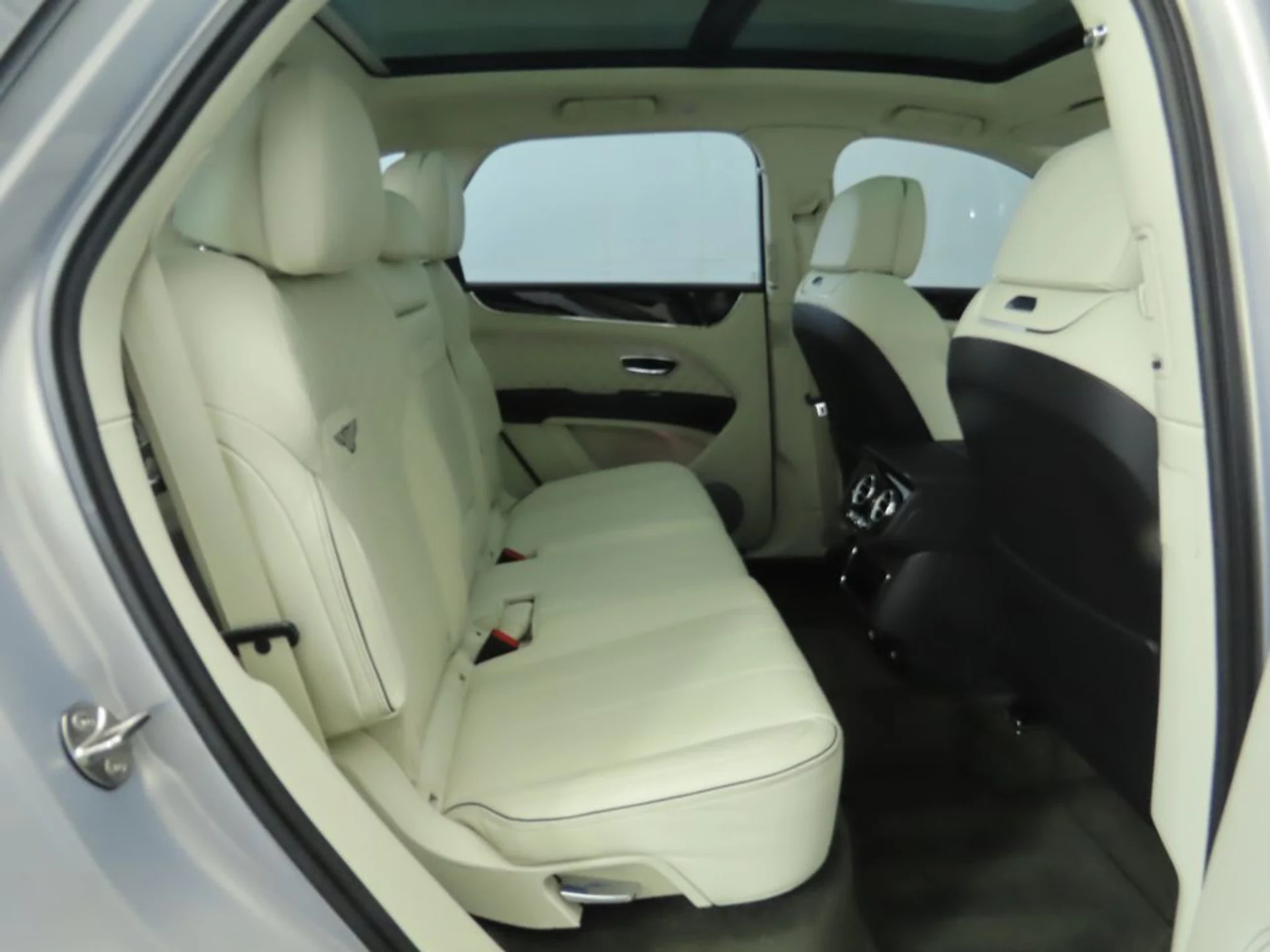 mph022_552653182_used_2022_bentley_bentayga_v8awd_8119_22936219_23_1024_194435aff5