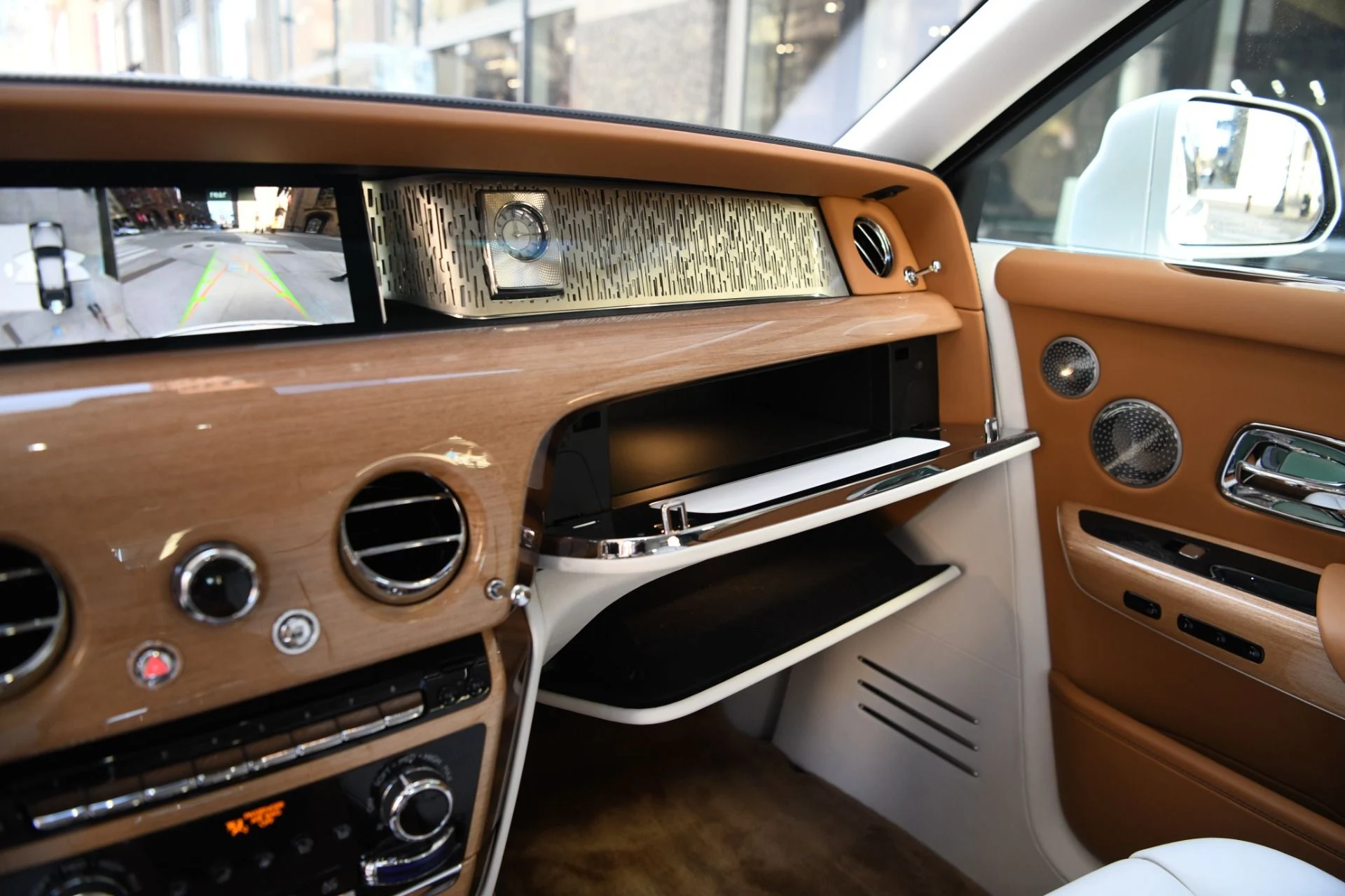 mph022_56861245_10708_p24_l_52c178fdce