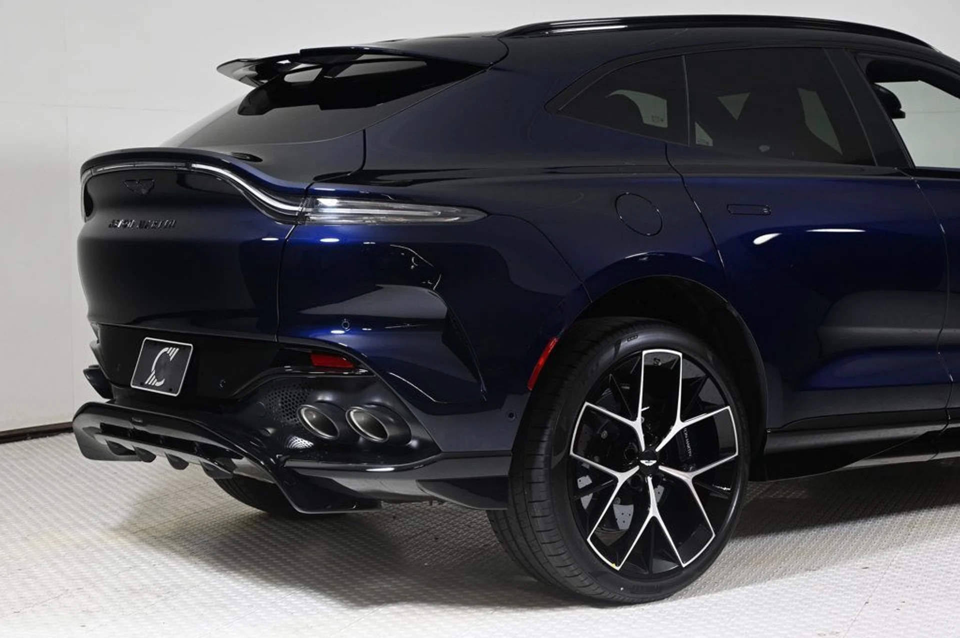 mph022_568863588_new_2026_aston_martin_dbx_707awd_11350_22961651_22_1024_242ace5063