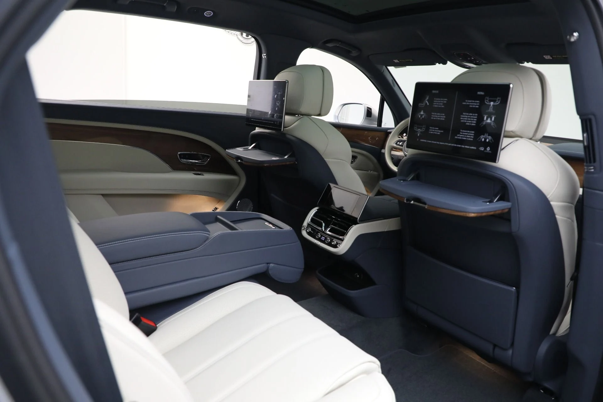 mph022_569016912_New_2025_Bentley_Bentayga_EWB_V8_3355f3ad29
