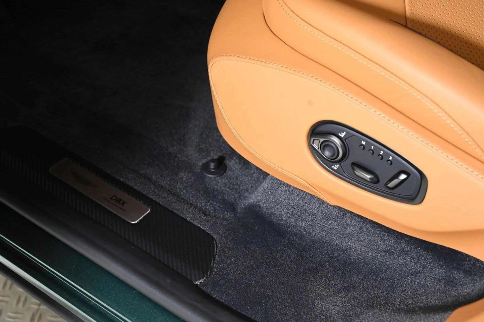 mph022_604808634_new_2026_aston_martin_dbx_707awd_11350_22968776_22_1024_e9d8d51881