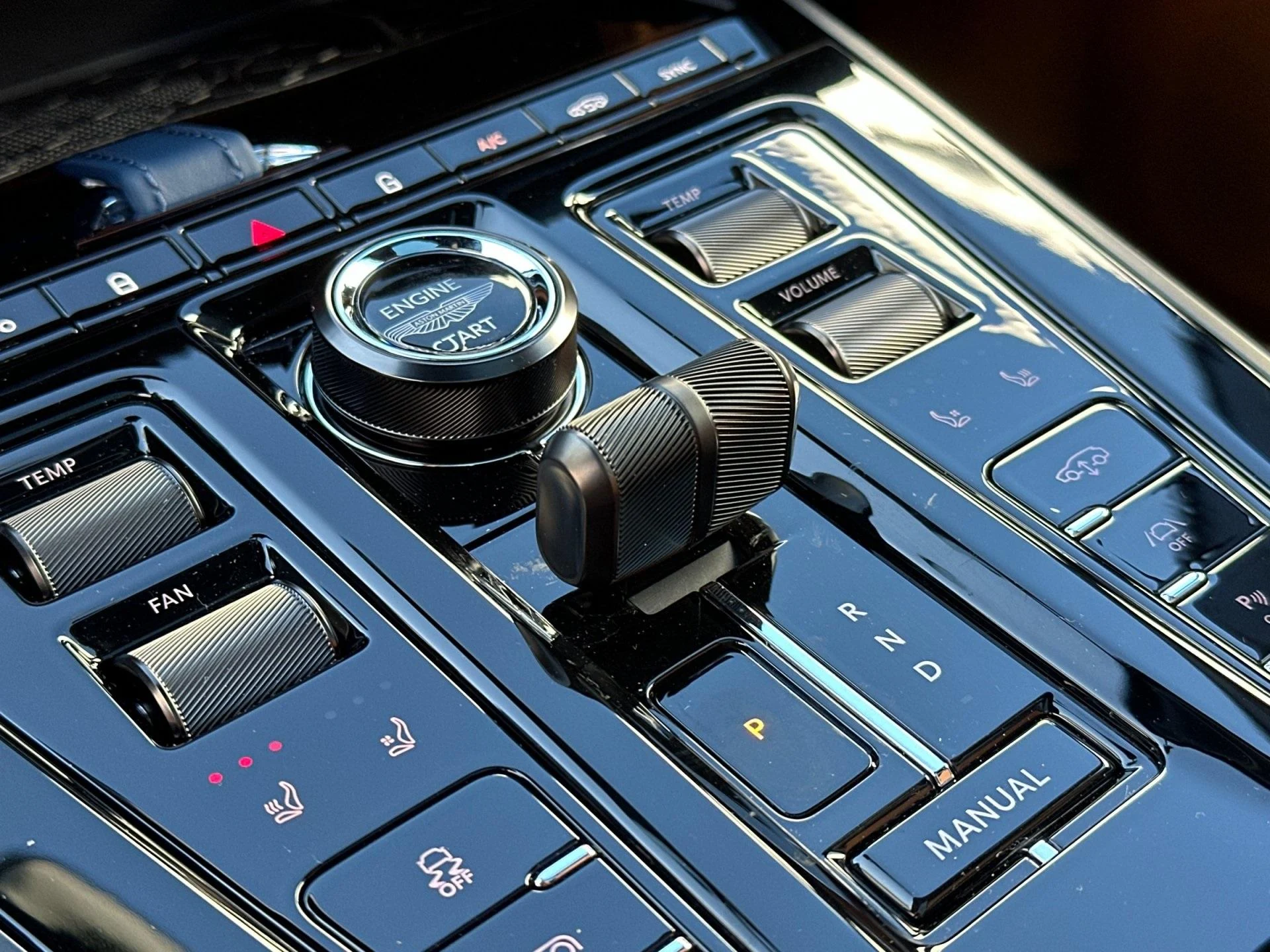 mph022_607803966_New_2025_Aston_Martin_DBX_707_1761314808_87abfff5fd