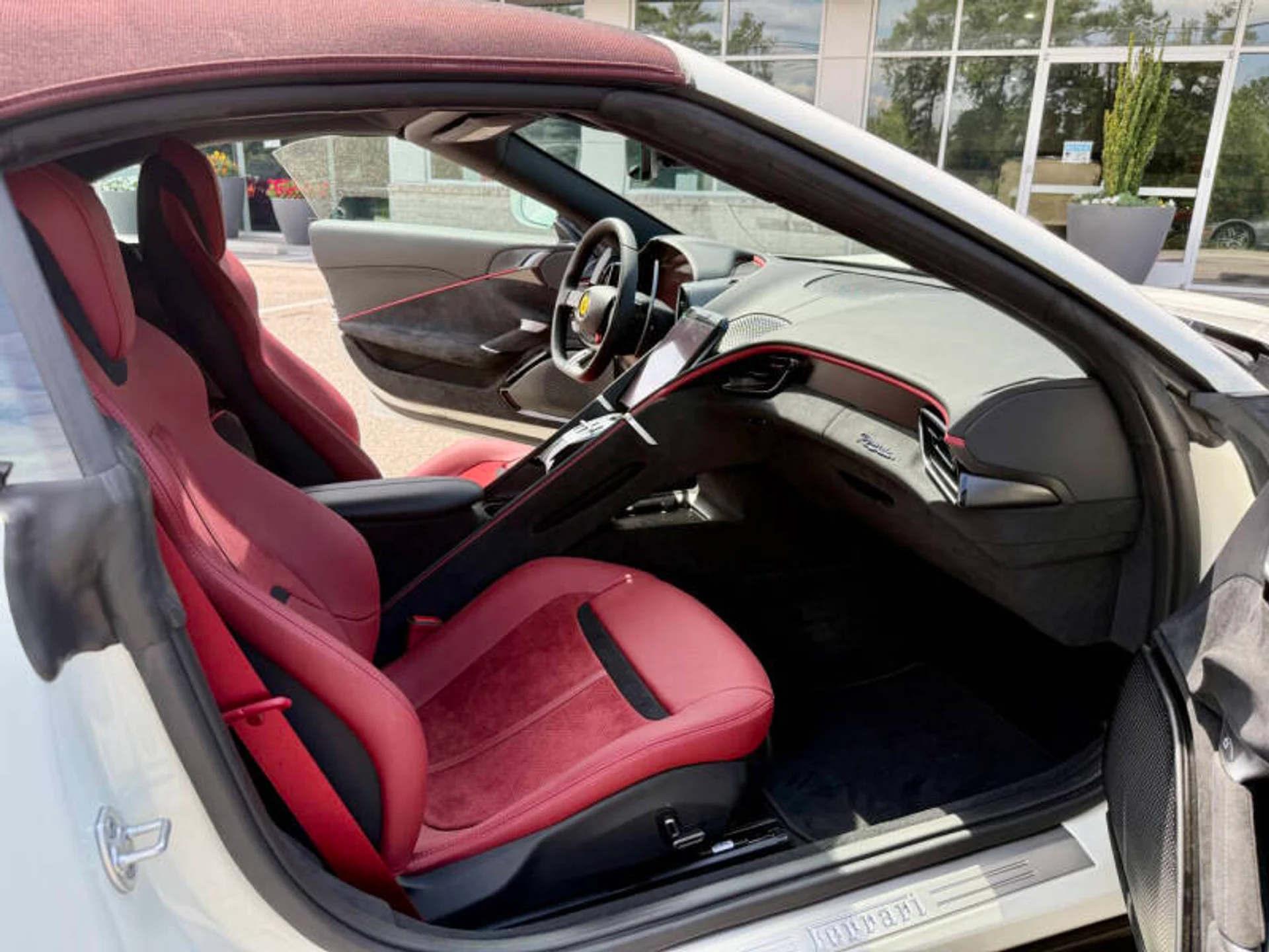 mph022_623067757_2025_ferrari_roma_spider_base_2dr_convertible_1e2aa9daed