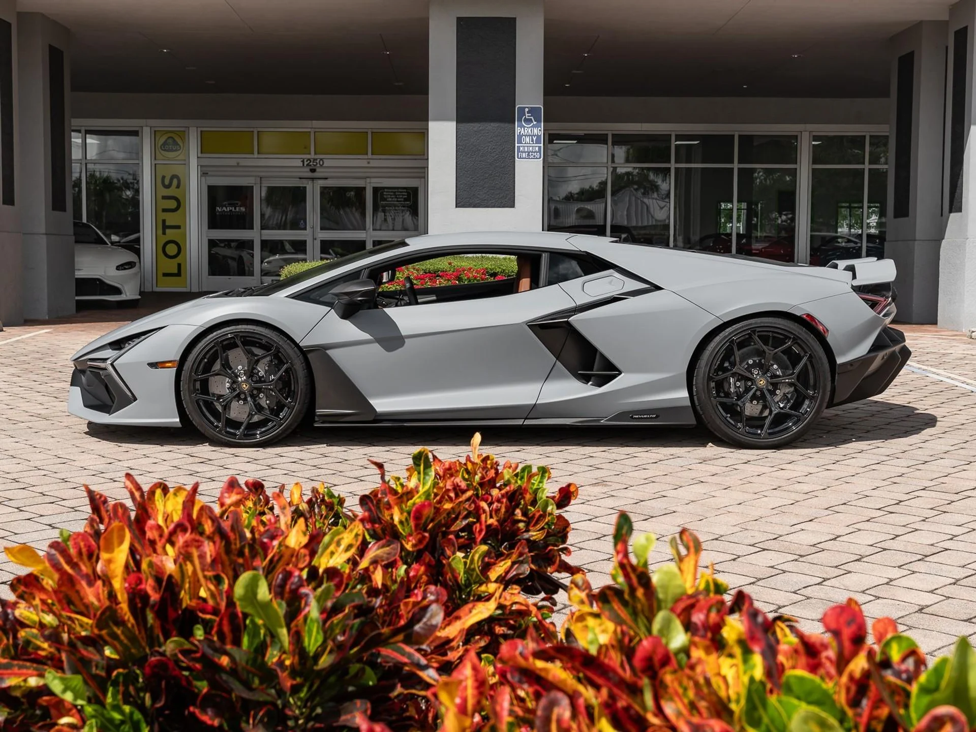 mph022_625749325_Used_2024_Lamborghini_Revuelto_1758910279_2f4621c38b