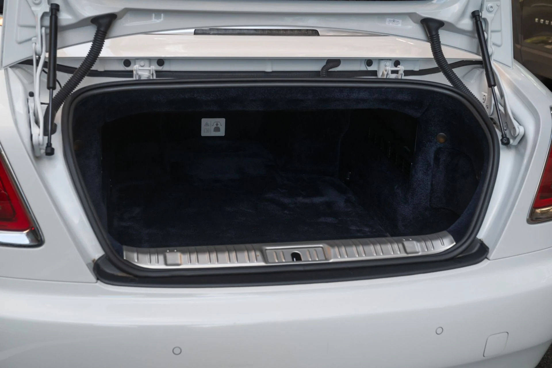 mph022_696178536_Used_2018_Rolls_Royce_Dawn_1793292537_c5cf9ff72d
