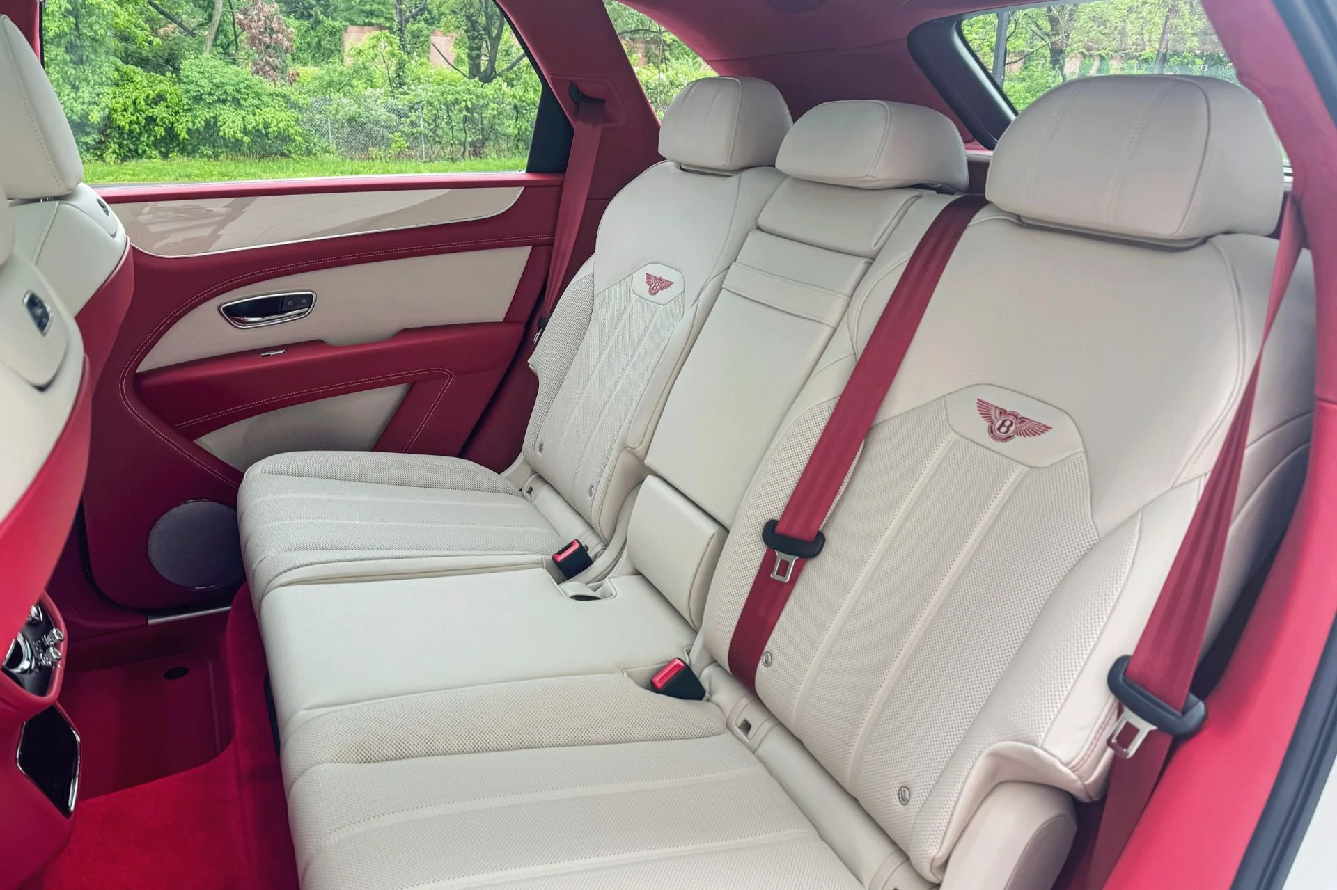 mph022_696966794_Used_2025_Bentley_Bentayga_V8_1748255294_ec2e193660