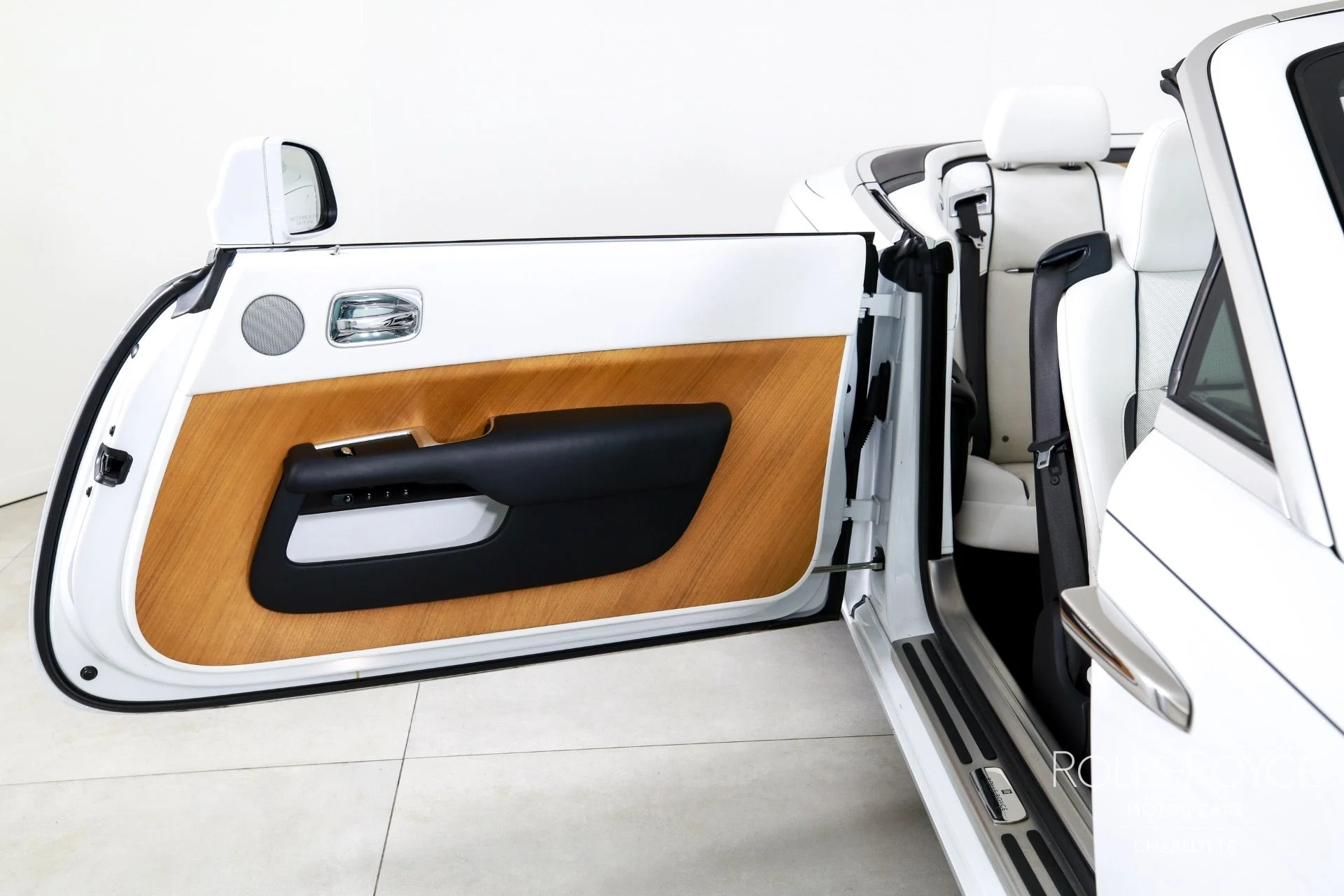 mph022_700931885_Used_2019_Rolls_Royce_Dawn_1750192596_d9aed3ce2b