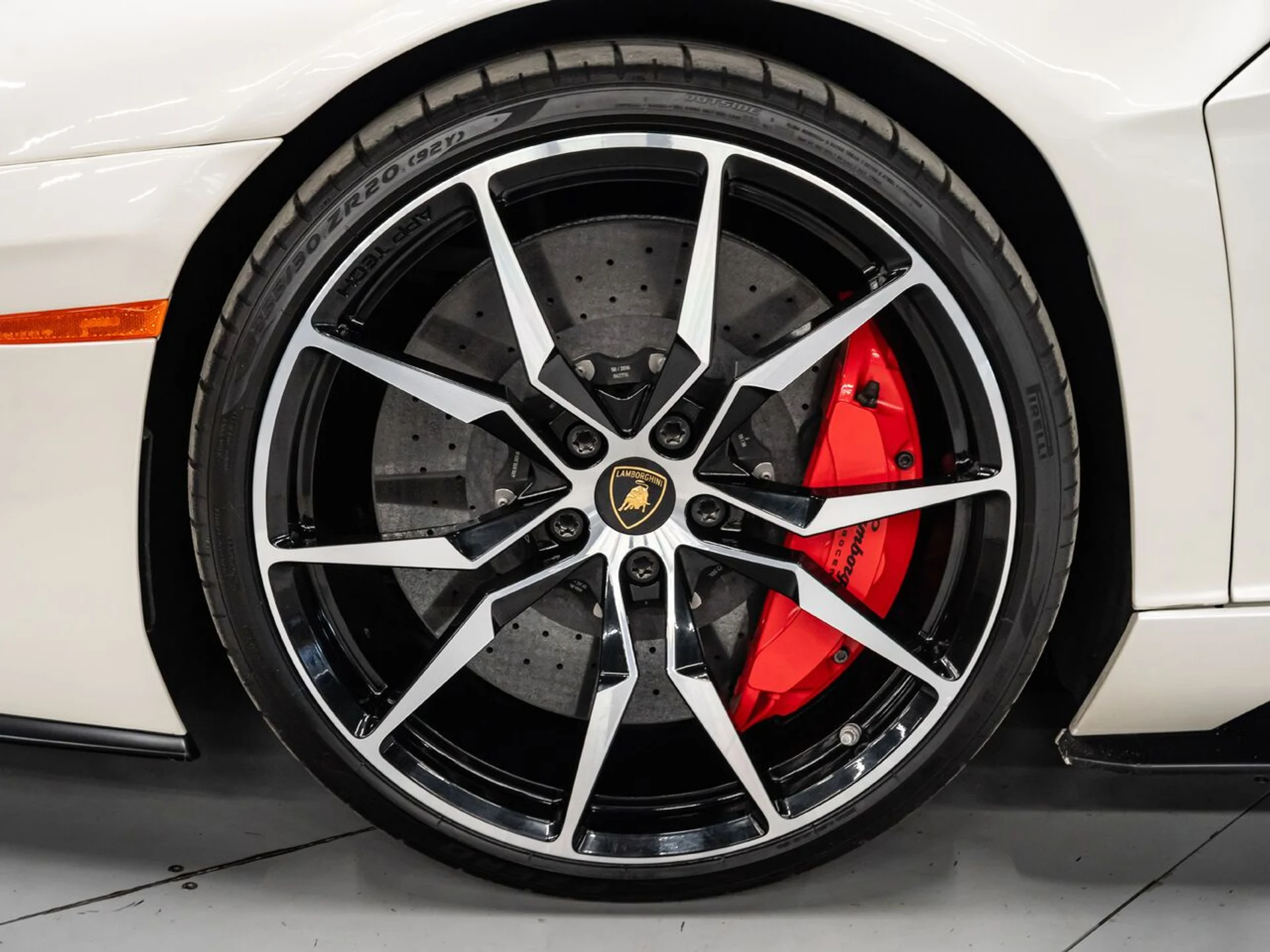 mph022_701085856_lamborghini_aventador_2017_49e974071a